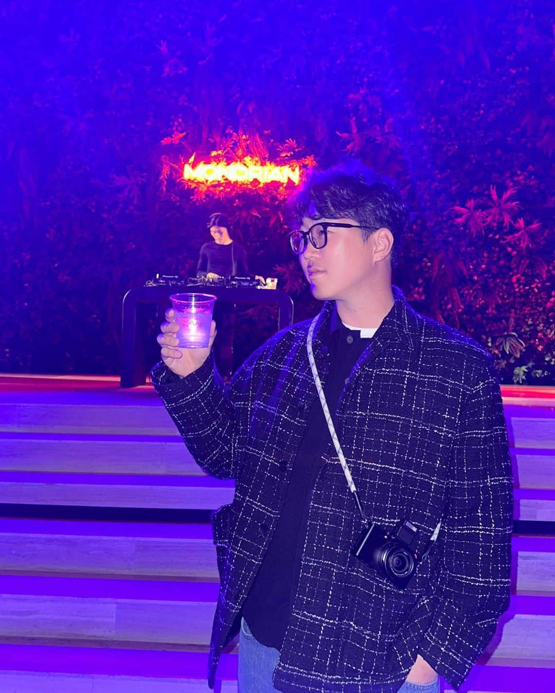 가로수길 , Seoulのインスタグラム：「MONDRIAN CLUB 🍸🍸🍾🍾  한국 오자마자 들린 몬드리안 클럽 ✨ 몬드리안 호텔 너무 좋아하니까 또 빠질수 없지이이 ~ 클레오에서 @jimmy__son 형님이 사주신 맛난 저녁 먹고 클럽가서 둠칫둠칫 🕺🕺🕺🪩 너무 즐거웠다아아앙 ✨ 이제 체력 회복 기간 들어갑니다..  초대 감사합니다 @dasomdasom 👍🏻 #mondrian #mondrianhotel #몬드리안호텔」