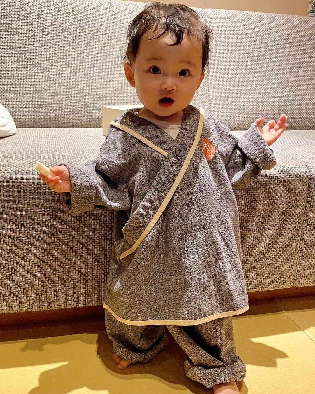 宮原幸恵さんのインスタグラム写真 - (宮原幸恵Instagram)「👩🏻👶🏻💕  お気に入りの写真と 可愛かった作務衣モチモチ🥰  先日の家族旅行時 お宿の朝ごはん食べたあと パパが撮ってくれたツーショット✨  幸せが溢れててお気に入り🥰  でも寝起きスッピン ノーマルカメラだったから さすがにちょっとぼかしの加工入れたよ。笑  作務衣モチモチ ブカブカなサイズ感がまた とっても可愛かったなぁ🫶  #作務衣 #家族旅行」10月21日 13時10分 - yu.ki.0117