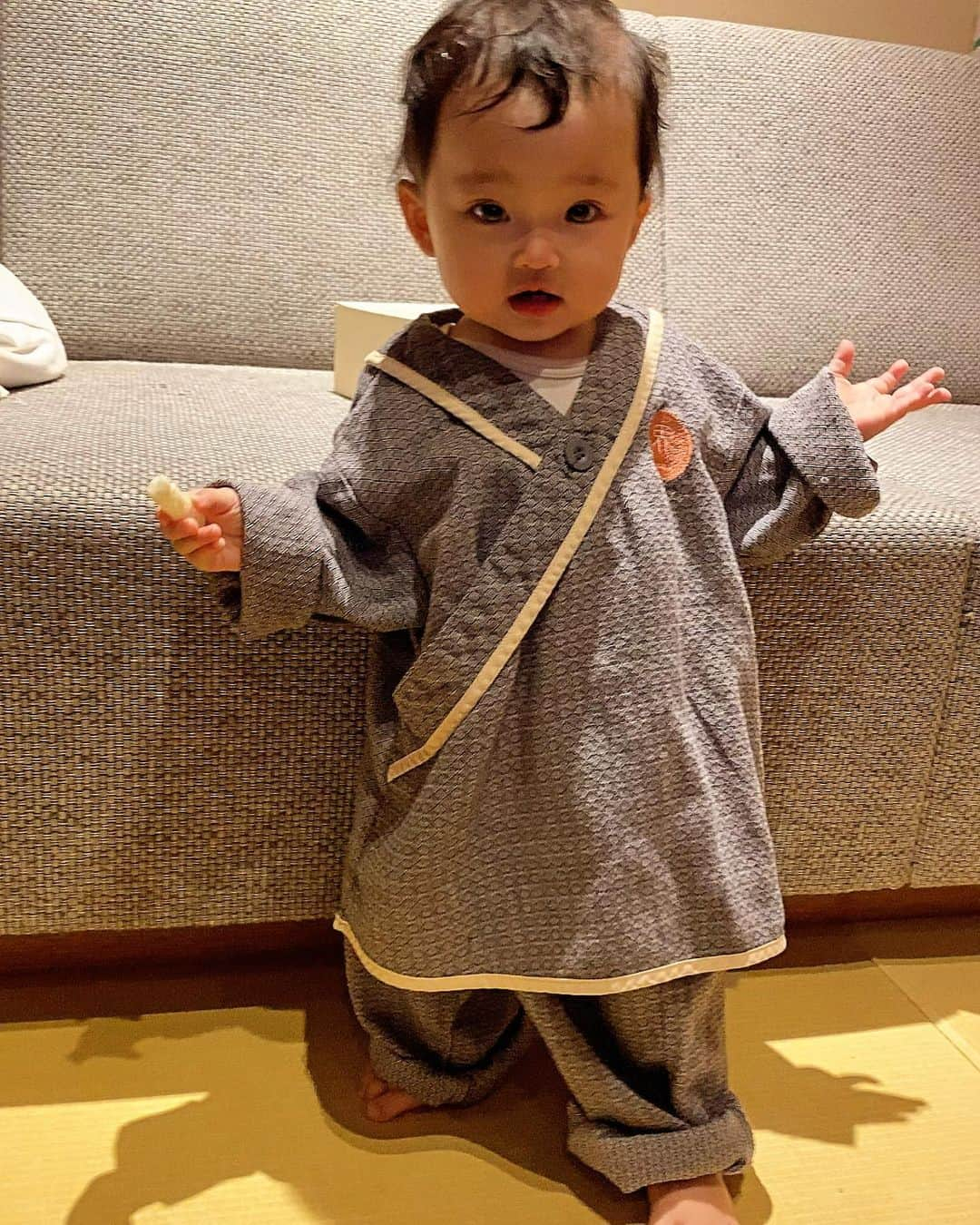 宮原幸恵さんのインスタグラム写真 - (宮原幸恵Instagram)「👩🏻👶🏻💕  お気に入りの写真と 可愛かった作務衣モチモチ🥰  先日の家族旅行時 お宿の朝ごはん食べたあと パパが撮ってくれたツーショット✨  幸せが溢れててお気に入り🥰  でも寝起きスッピン ノーマルカメラだったから さすがにちょっとぼかしの加工入れたよ。笑  作務衣モチモチ ブカブカなサイズ感がまた とっても可愛かったなぁ🫶  #作務衣 #家族旅行」10月21日 13時10分 - yu.ki.0117