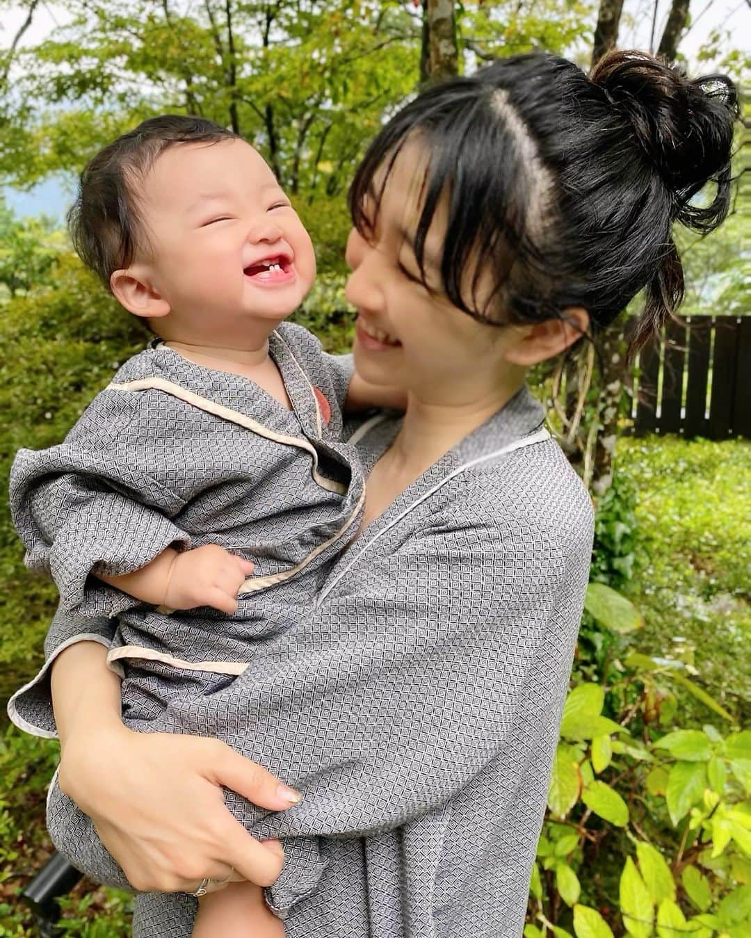 宮原幸恵さんのインスタグラム写真 - (宮原幸恵Instagram)「👩🏻👶🏻💕  お気に入りの写真と 可愛かった作務衣モチモチ🥰  先日の家族旅行時 お宿の朝ごはん食べたあと パパが撮ってくれたツーショット✨  幸せが溢れててお気に入り🥰  でも寝起きスッピン ノーマルカメラだったから さすがにちょっとぼかしの加工入れたよ。笑  作務衣モチモチ ブカブカなサイズ感がまた とっても可愛かったなぁ🫶  #作務衣 #家族旅行」10月21日 13時10分 - yu.ki.0117