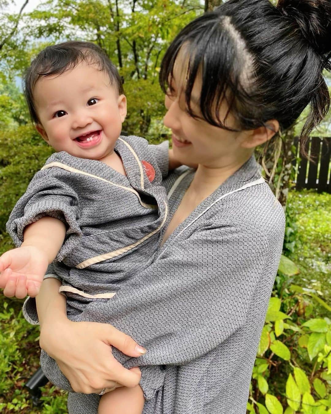 宮原幸恵さんのインスタグラム写真 - (宮原幸恵Instagram)「👩🏻👶🏻💕  お気に入りの写真と 可愛かった作務衣モチモチ🥰  先日の家族旅行時 お宿の朝ごはん食べたあと パパが撮ってくれたツーショット✨  幸せが溢れててお気に入り🥰  でも寝起きスッピン ノーマルカメラだったから さすがにちょっとぼかしの加工入れたよ。笑  作務衣モチモチ ブカブカなサイズ感がまた とっても可愛かったなぁ🫶  #作務衣 #家族旅行」10月21日 13時10分 - yu.ki.0117