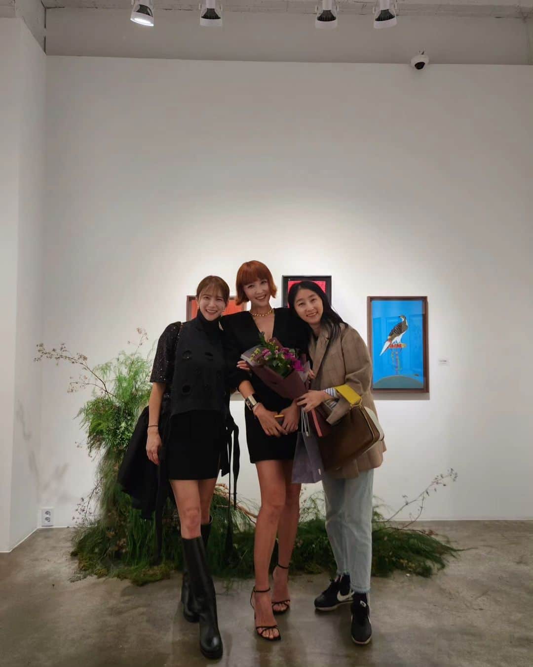 ユ・ハナのインスタグラム：「은경언니의 엄마이자 작가님이신 '유정문 작가님'의 개인전  A heart full of happiness 에 다녀왔어요.  민화는 한국적이라 더 끌리기도하고  작품에 담긴 스토리가 뭘까 상상하는 것도 재밌는 일이 되는 것 같았어요. 숨어있는 작은 표현들을 찾아내는 것 까지♡   오랜만에 혜은언니와 인사동나들이  효녀심청이 다음으로 자기 일보다 더 신경써서 준비한 효녀은경언니도 애많이 쓴 전시!  10/24 까지 인사동 마루아트센터 2층입니다.」
