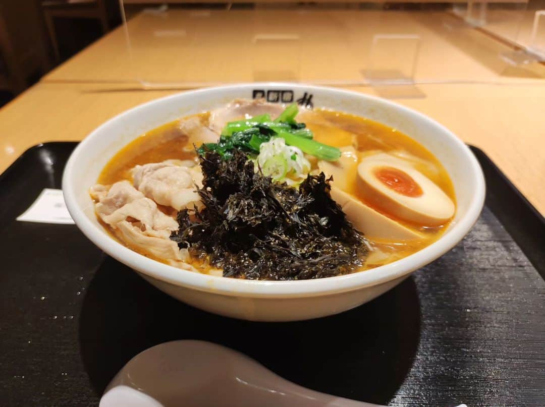 つけMen野郎のインスタグラム：「特製スタミナワンタンメン ワンタンメンの満月 #新宿地下ラーメン こっちにくる用とタイミングがあったので満月さんへ表敬訪問。未知なるスタミナをいただく。魚介出汁にピリッと辛さを加えた一杯でおいしい。何度が満月のラーメン食べているけど麺が好きだなぁ。そして何と言ってもワンタンよ。この極薄ツルツルなのに崩れないのが素晴らしく、そしてうまい。流石、日本ご当地ラーメン総選挙優勝の酒田ラーメンでした。」