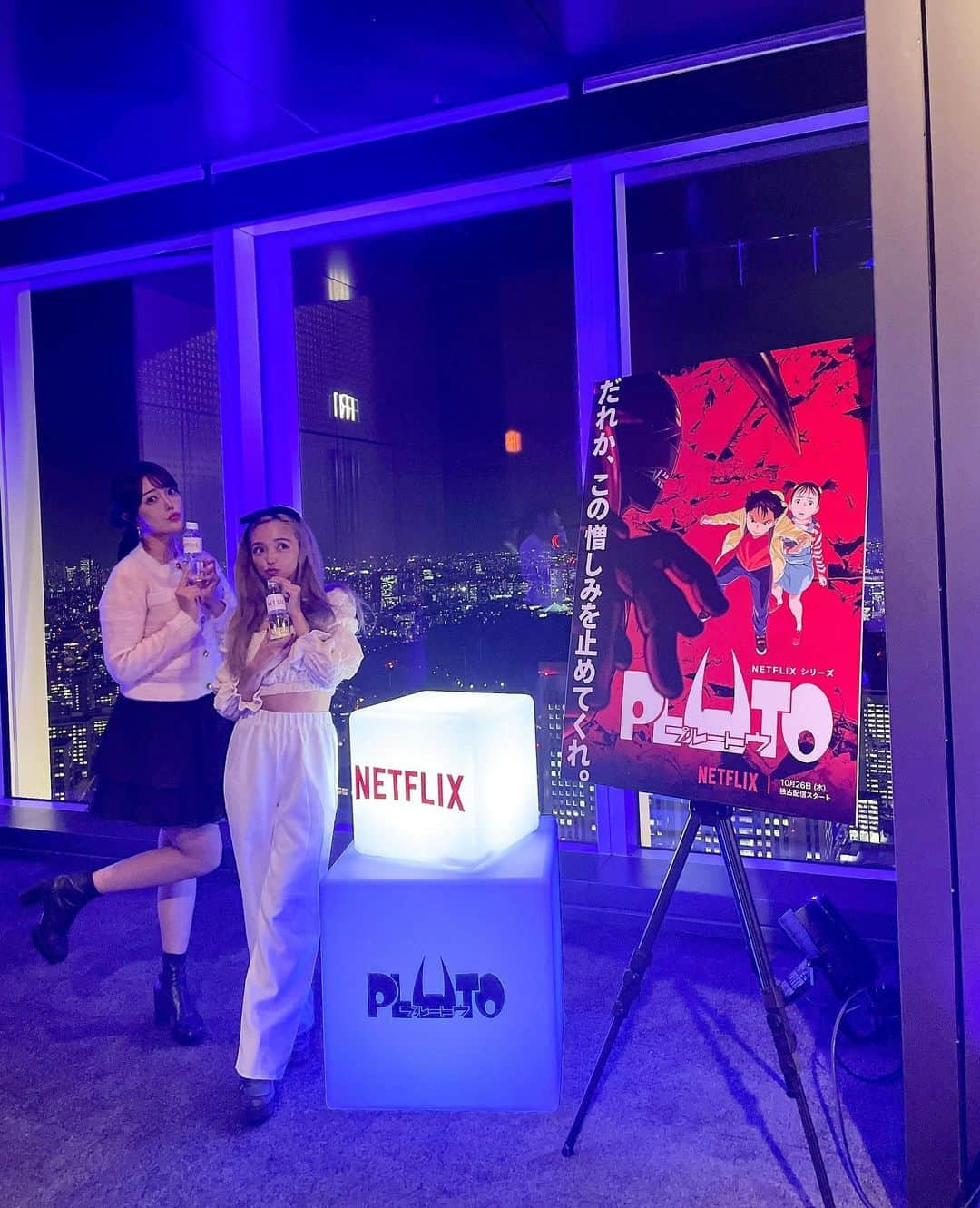 ユミ さんのインスタグラム写真 - (ユミ Instagram)「Netflix シリーズ🎥🎬  10/26(木)から配信スタートの アニメ【PLUTO】(プルートゥ)の 世界最速ワールドプレミア試写会に 遊びに行って参りました❤️🍁🎞 @netflixjp   キャストのみなさまや作者の 浦沢直樹さんが登壇されての 制作秘話トークショーが聞けたり それだけでもワクワクしたのですが、  今回第一話を一足先に 鑑賞させて頂きました🥹👏🏼👏🏼❤️  物語は、ロボットと人間が共存する世界で 不可解な事件が起こっていく事から始まるのですが、 その世界観だけでもすごく面白くて引き込まれた🫣🫢😳📢 ロボットと、人間の境界線が限りなく薄い世界も面白いし、 ロボットとしてプログラミングされてる内容はやっぱり人間主体であり 不思議な共存なんだけど、 そこに生まれる愛だったり絆だったりにも心が震えたし、 かたや事件の裏側では何が起こっていて、 それぞれがその立場で何を感じているのか、、 まだここで起こってることを 汲み取るには時間が足りなすぎるはずなんだけど、 それでも映像を見ながら想像力がパンパンに膨らみました🥹  物語は戦争がベースにもなっているので、 現代の今こそ、見てほしいと 浦沢さんもおっしゃられていて、 本当にそうだなと思いました😭  1話1時間ほどあったのですが、 もう、、本当にめーっちゃくちゃに世界観に引き込まれて 胸は熱く涙腺緩まり 感動の嵐でした😭🥹 上映後の場内拍手喝采が止まらなかった👏🏼❤️ 早く続きが観たい‼️🥹  配信がスタートしたらイッキ見決定です🥹❤️  声優さん達のハートのこもった声のお芝居も、音楽も、 本当に素敵でした❣  みなさんもぜひ観てみてください🥹❤️  原作 #PLUTO #鉄腕アトム 『地上最大のロボット』 #浦沢直樹 #netflix #アニメ #ワールドプレミア #試写会 #プルートゥ #PR #プルートゥ世界最速」10月21日 13時06分 - yuminchu1029