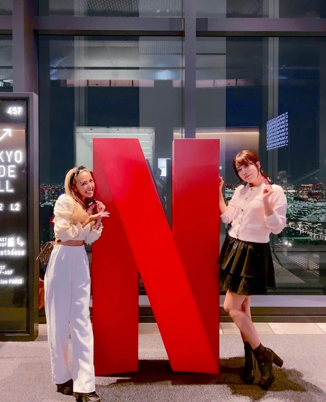 ユミ さんのインスタグラム写真 - (ユミ Instagram)「Netflix シリーズ🎥🎬  10/26(木)から配信スタートの アニメ【PLUTO】(プルートゥ)の 世界最速ワールドプレミア試写会に 遊びに行って参りました❤️🍁🎞 @netflixjp   キャストのみなさまや作者の 浦沢直樹さんが登壇されての 制作秘話トークショーが聞けたり それだけでもワクワクしたのですが、  今回第一話を一足先に 鑑賞させて頂きました🥹👏🏼👏🏼❤️  物語は、ロボットと人間が共存する世界で 不可解な事件が起こっていく事から始まるのですが、 その世界観だけでもすごく面白くて引き込まれた🫣🫢😳📢 ロボットと、人間の境界線が限りなく薄い世界も面白いし、 ロボットとしてプログラミングされてる内容はやっぱり人間主体であり 不思議な共存なんだけど、 そこに生まれる愛だったり絆だったりにも心が震えたし、 かたや事件の裏側では何が起こっていて、 それぞれがその立場で何を感じているのか、、 まだここで起こってることを 汲み取るには時間が足りなすぎるはずなんだけど、 それでも映像を見ながら想像力がパンパンに膨らみました🥹  物語は戦争がベースにもなっているので、 現代の今こそ、見てほしいと 浦沢さんもおっしゃられていて、 本当にそうだなと思いました😭  1話1時間ほどあったのですが、 もう、、本当にめーっちゃくちゃに世界観に引き込まれて 胸は熱く涙腺緩まり 感動の嵐でした😭🥹 上映後の場内拍手喝采が止まらなかった👏🏼❤️ 早く続きが観たい‼️🥹  配信がスタートしたらイッキ見決定です🥹❤️  声優さん達のハートのこもった声のお芝居も、音楽も、 本当に素敵でした❣  みなさんもぜひ観てみてください🥹❤️  原作 #PLUTO #鉄腕アトム 『地上最大のロボット』 #浦沢直樹 #netflix #アニメ #ワールドプレミア #試写会 #プルートゥ #PR #プルートゥ世界最速」10月21日 13時06分 - yuminchu1029