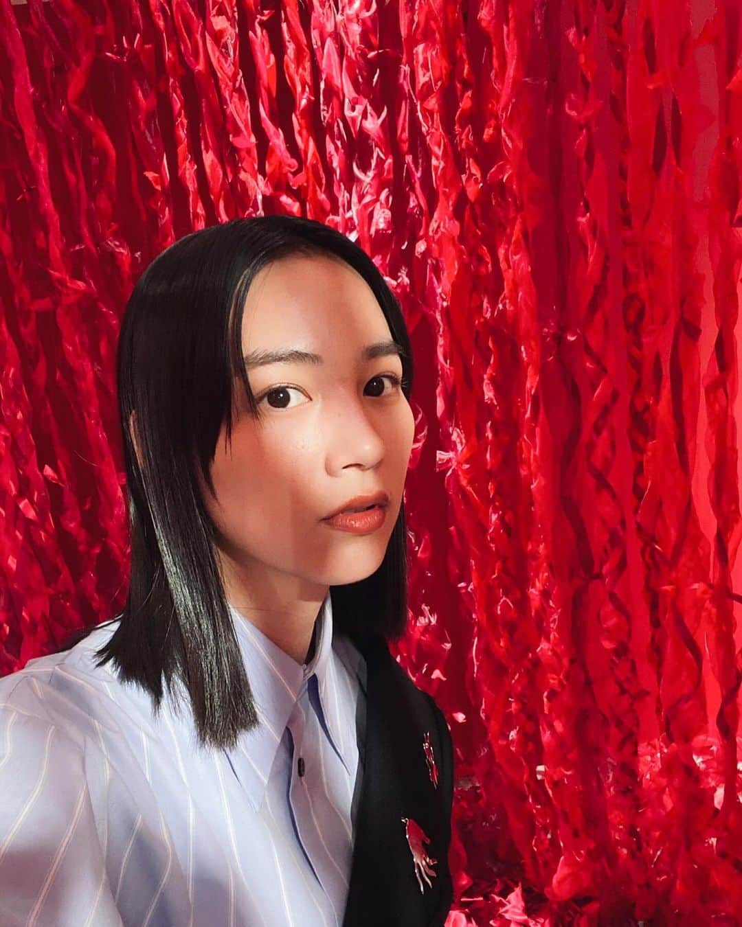 のん（能年玲奈）のインスタグラム：「自撮り。 こけし灯籠には、秋ならではの柄を入れたくて、ちょうちょ結びのリボンとフォルムが似ている、とんぼをデザインした🍁  #のんRibbon展 #non_ribbon #仙台PARCO @parco_sendai_official  #こけし灯籠」
