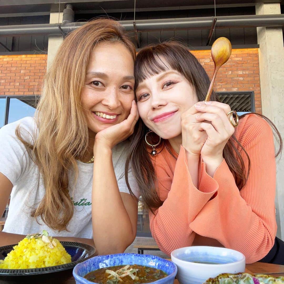 澤辺美香のインスタグラム：「高知日記連投すみません、♡  2人の誕生日が近い事もあり毎年恒例お揃いアクセサリーを購入したりします。 今年はずっと愛用できそうなシンプルなデザインのネックレスにしました♡  出逢って20年くらいになるけど、まな、本当にいつもありがとうね♡  旦那さんにもいつもお世話になっています。 ありがとう♡  #ネックレス#18k #まなみか」