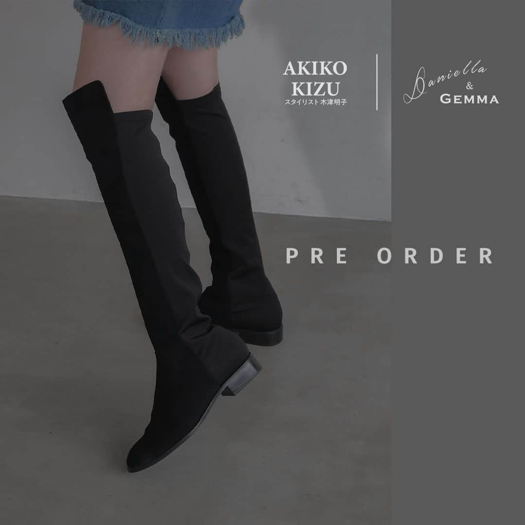 のインスタグラム：「⁡ -AKIKO KIZU × Daniella ＆ GEMMA- バックストレッチニーハイブーツ PRE ORDER開始！  スタイリスト木津明子さんとのコラボシリーズから 大人気だったニーハイブーツの2023モデルがリリース！  シンプルな一枚甲のパターンとストレッチ素材を組み合わせ、 美しいシルエットと快適な履き心地を実現。 新モデルも前回同様のサイズ感と履き心地、 ブラックスエードとブラックスムースの2素材で提供！  -  【先行予約特典】 下記コードを記入して予約注文を頂きますと プレオーダーアイテムを￥2000 OFFとさせて頂きます！  コード：【23FPRE】  是非チェックしてみてくださいね！  -  Back Stretch Kneehigh Boots No. GE21660_Black.Black Suede  -  #木津明子コラボ #AKIKOKIZUXDANIGEMMA #ダニエラアンドジェマ #ダニジェマ #コラボアイテム #daniellaandgemma #danigemma #preorder」