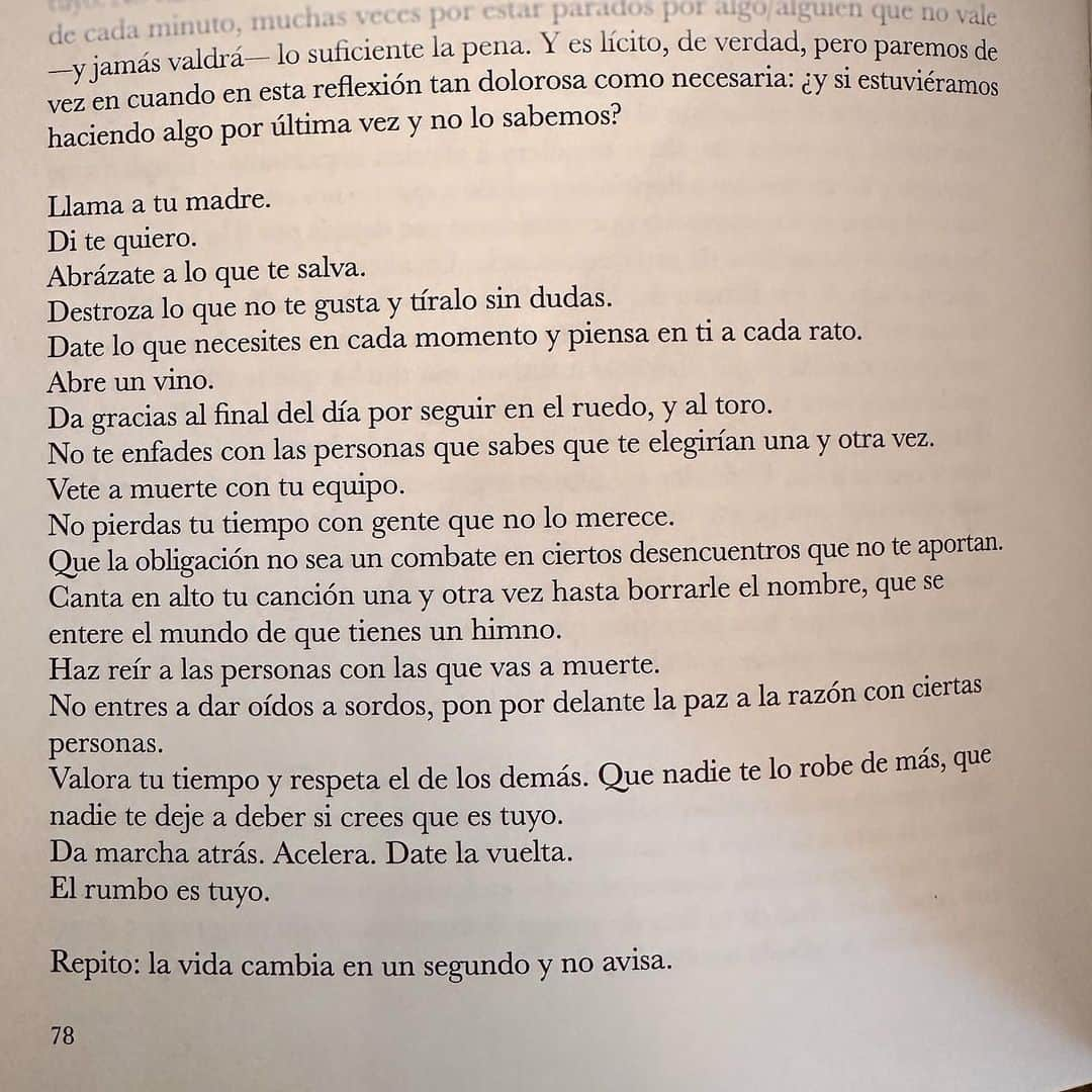 サラ・カルボネロのインスタグラム：「El rumbo es tuyo.   #tareasdesábado #Brilloportuausencia #LaeSánchez #repitelafrasefinal」