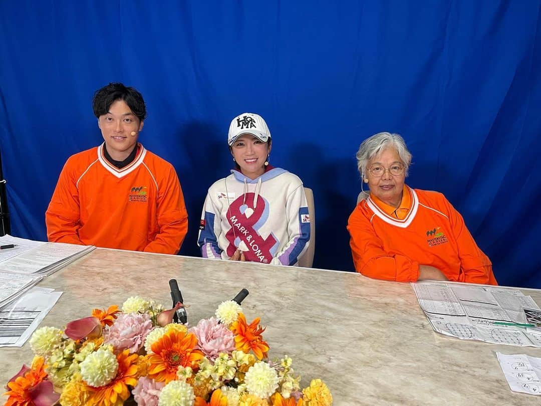 金山泉さんのインスタグラム写真 - (金山泉Instagram)「MBSテレビ『NOBUTA GROUP マスターズGCレディース』⛳️🏌️‍♀️ 今日の3rd roundは、昨日で日本ツアー引退となりましたイ・ボミさんをゲストにお迎えし、解説の岡本綾子さんと3人でお送りしました😊 明日はいよいよ最終日です！ MBSテレビでは午後3時からお送りします！ 皆さん、ぜひご覧ください😊  #ゴルフ #女子ゴルフ #マスターズgcレディース  #岡本綾子 さん #イボミ さん #MBS」10月21日 18時38分 - kanayamaizumi