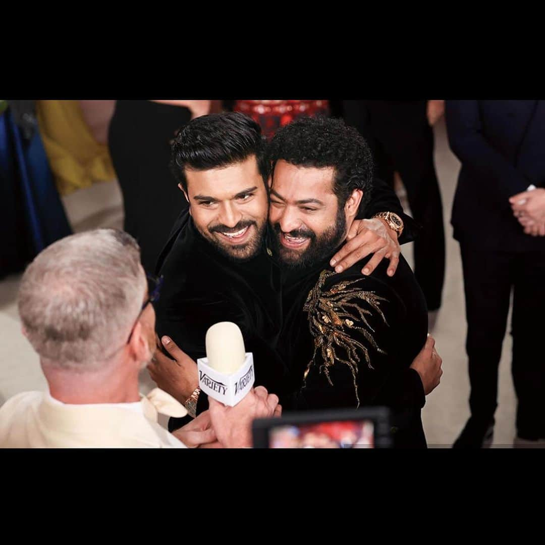 中鉢明子さんのインスタグラム写真 - (中鉢明子Instagram)「📱FaceTime with Charan when he won the Oskar 2023🤩#95thAcademyAwards #RRR #RamCharan #NaatNaatu #Indianmovie 友人のラームチャランが映画RRRのナートゥナートゥでアカデミー賞歌曲賞を取った時のおめでとうフェイスタイム #ダディとチャラン#オスカー2023 #95回アカデミー賞 #大興奮 #インド映画 #インドへ行こう！」10月21日 13時12分 - akiko_harlem