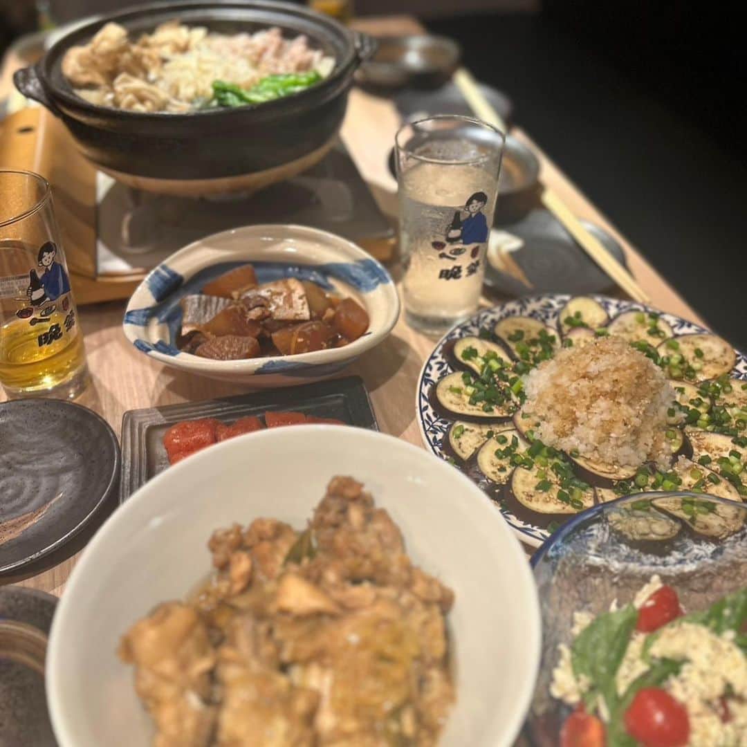 天木じゅんさんのインスタグラム写真 - (天木じゅんInstagram)「🎂🤍  10.16 28歳になりました。  ファンの方からのメッセージ受け取ってます！ みんな本当にありがとう🥰 お仕事関係者の方からもお祝いいたただいてます。 感謝です。  やっと落ち着いたので、投稿します🩵  カウンドダウンはサプライズで大好きな人達が 集まってくれてました🥲 ヘルシーなものがいいっていったら まさかの手料理を振る舞ってくれていて、、、 本当にびっくり。。。みんな忙しいのに 私のためにお家で作って来てくれたり、 厨房に立っている姿の動画を見て、 いい女すぎる人しかいないと🤍🤍  しかも全部絶品でした、、、 美味しすぎてお腹いっぱいになって もっともっと食べたかった🥲  友達のお店を貸し切らせてもらったよ！ @banzai_nishiazabu   カウンドダウンは2軒目に移動して またサプライズでお友達が増えて 本当に愛に包まれながら誕生日を迎えました。  誕生日当日も大好きなサウナ連れて行ってもらって ご飯食べてお祝いしてもらえて、なんて幸せなんでしょう。  これから一生かけてみんなを大切にしていきます。 いつも心からありがとうございます💓  しばらく誕生日投稿続くかもです🎂」10月21日 13時13分 - jun.amaki