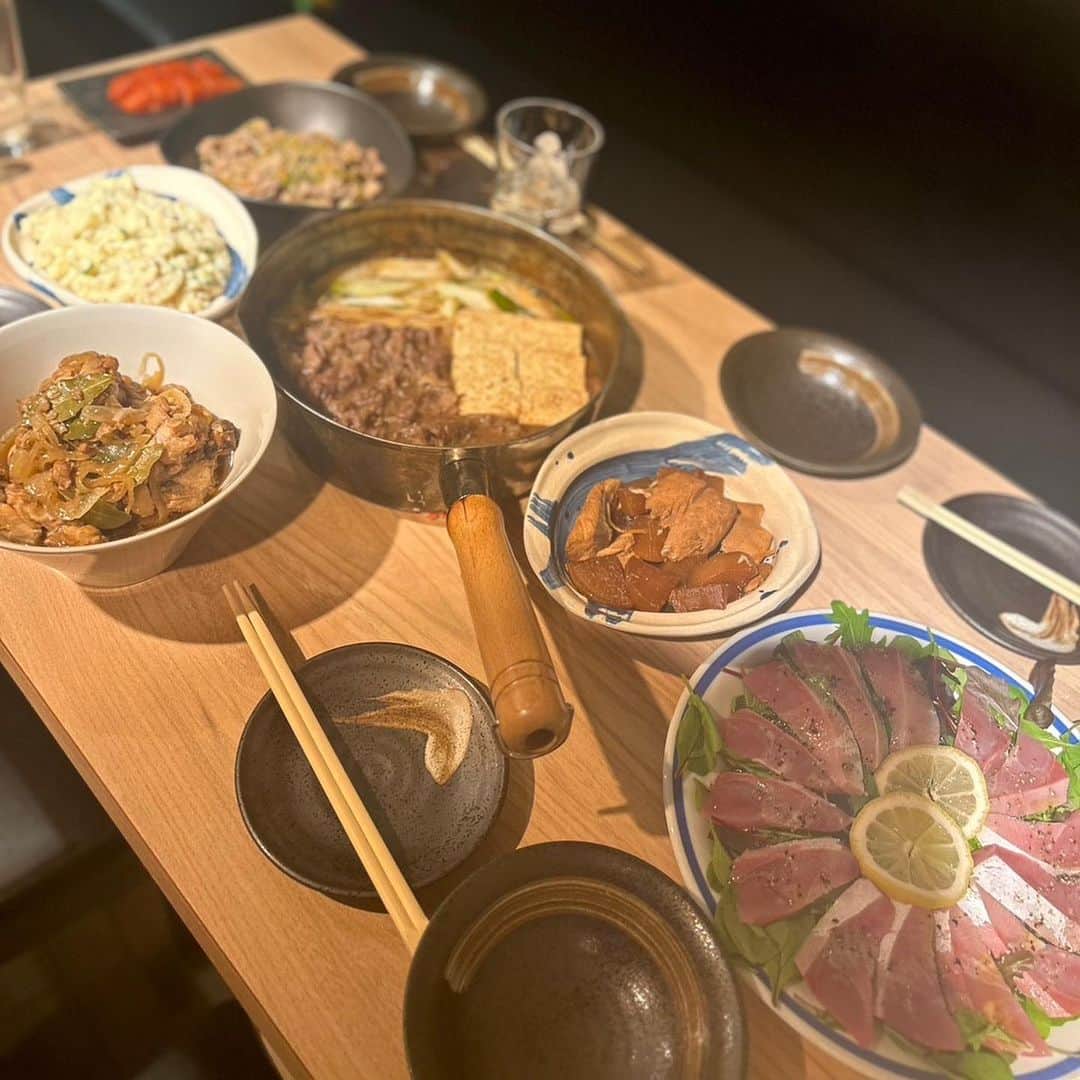 天木じゅんさんのインスタグラム写真 - (天木じゅんInstagram)「🎂🤍  10.16 28歳になりました。  ファンの方からのメッセージ受け取ってます！ みんな本当にありがとう🥰 お仕事関係者の方からもお祝いいたただいてます。 感謝です。  やっと落ち着いたので、投稿します🩵  カウンドダウンはサプライズで大好きな人達が 集まってくれてました🥲 ヘルシーなものがいいっていったら まさかの手料理を振る舞ってくれていて、、、 本当にびっくり。。。みんな忙しいのに 私のためにお家で作って来てくれたり、 厨房に立っている姿の動画を見て、 いい女すぎる人しかいないと🤍🤍  しかも全部絶品でした、、、 美味しすぎてお腹いっぱいになって もっともっと食べたかった🥲  友達のお店を貸し切らせてもらったよ！ @banzai_nishiazabu   カウンドダウンは2軒目に移動して またサプライズでお友達が増えて 本当に愛に包まれながら誕生日を迎えました。  誕生日当日も大好きなサウナ連れて行ってもらって ご飯食べてお祝いしてもらえて、なんて幸せなんでしょう。  これから一生かけてみんなを大切にしていきます。 いつも心からありがとうございます💓  しばらく誕生日投稿続くかもです🎂」10月21日 13時13分 - jun.amaki