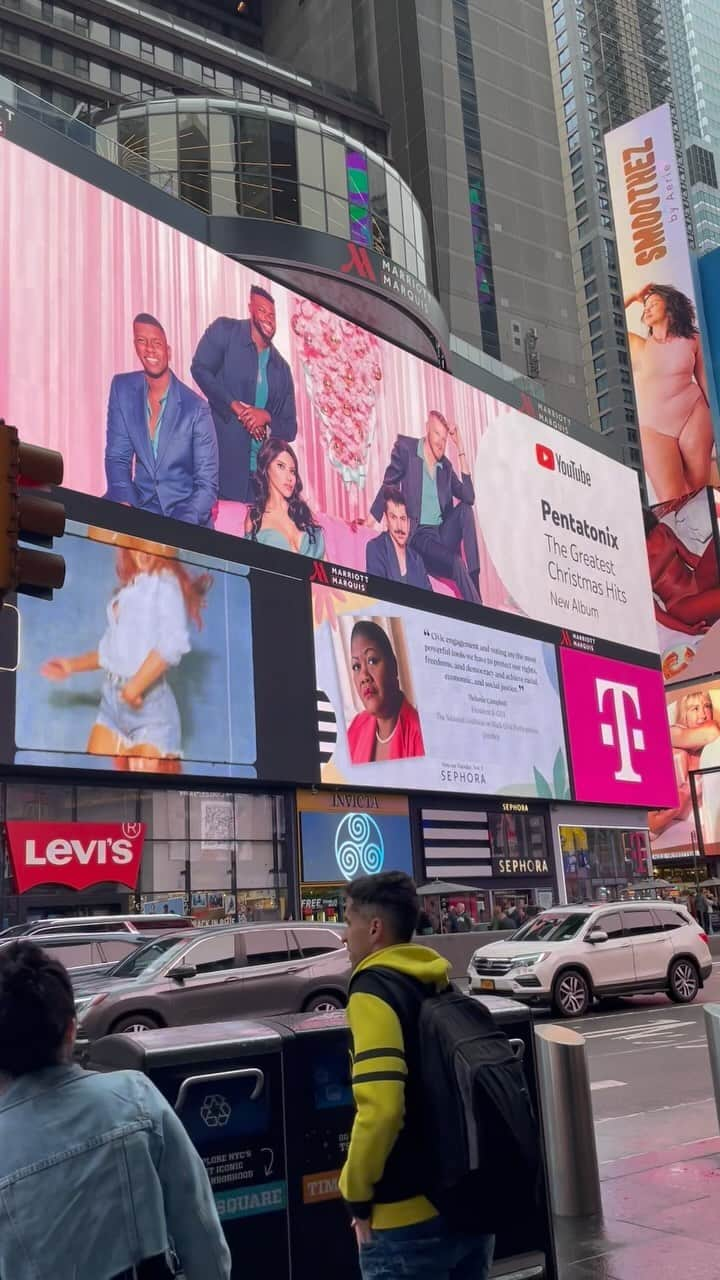 ペンタトニックスのインスタグラム：「THE GREATEST CHRISTMAS HITS IN TIMES SQUARE 🎄✨  Thank you @YouTubeMusic for the support! Listen to our NEW ALBUM now on #YouTubeMusic.」