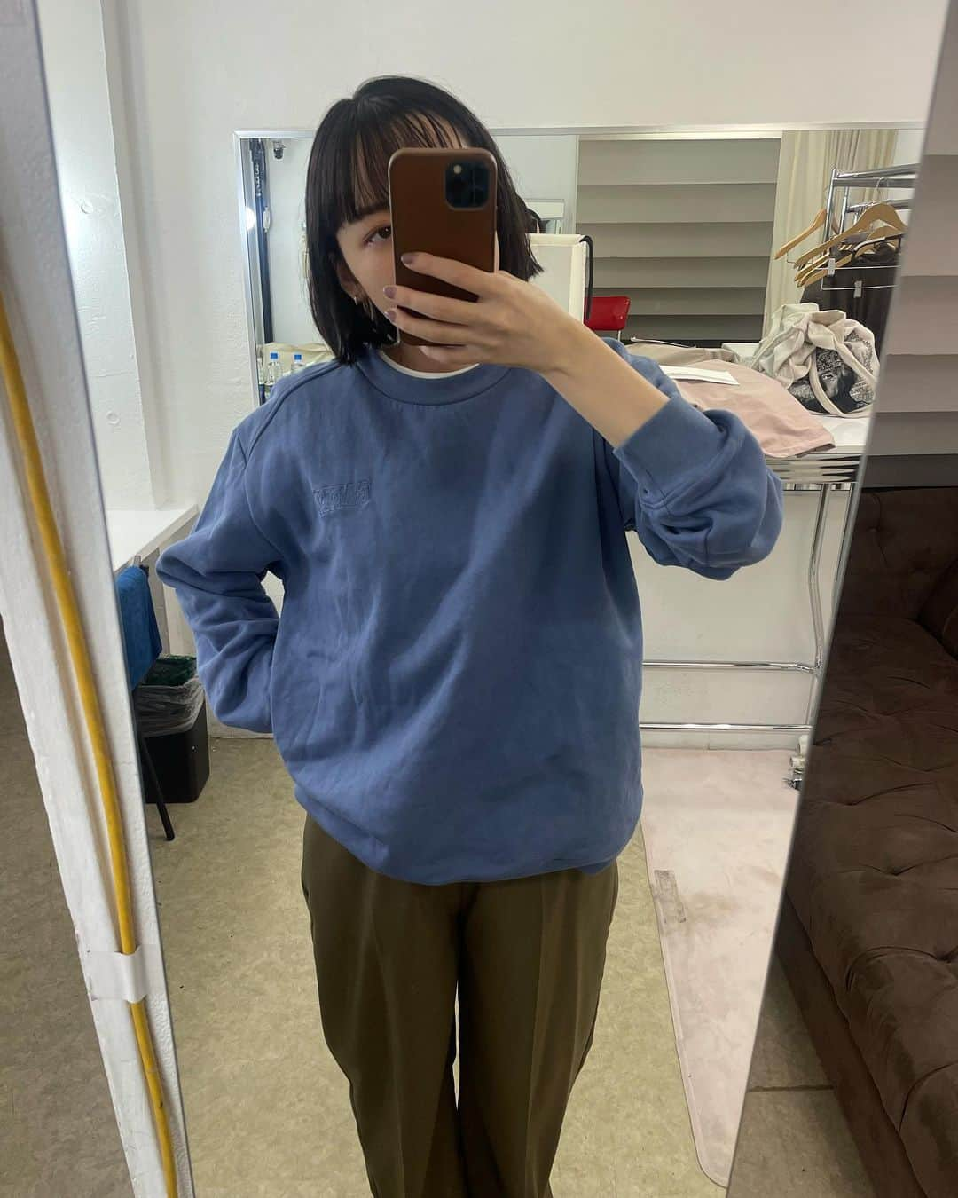 勝田里奈さんのインスタグラム写真 - (勝田里奈Instagram)「1. PoFF Single lapel jacket🫶🏻 絶妙なカラートーンがPoFFらしくお気に入りです。丈を長めに設定しているので、全体のバランスも取りやすい○ 身長160cmでおしりもすっぽり隠れる丈感です。  2. Péché Mignon  3. くすみ青とベージュの組み合わせ🔵⚪️ 画像で着用のWool rich center press pants <Khaki beige / Size1> 残り1点となります！ 後ろウエスト部分のみゴム仕様の着用感心地よいスラックス。 デザインと機能性のバランスが考えられた1着です。  4. Robert Bosisio🌑 5. City Bakery🗽🧀  #poff_official」10月21日 13時17分 - rinakatsuta