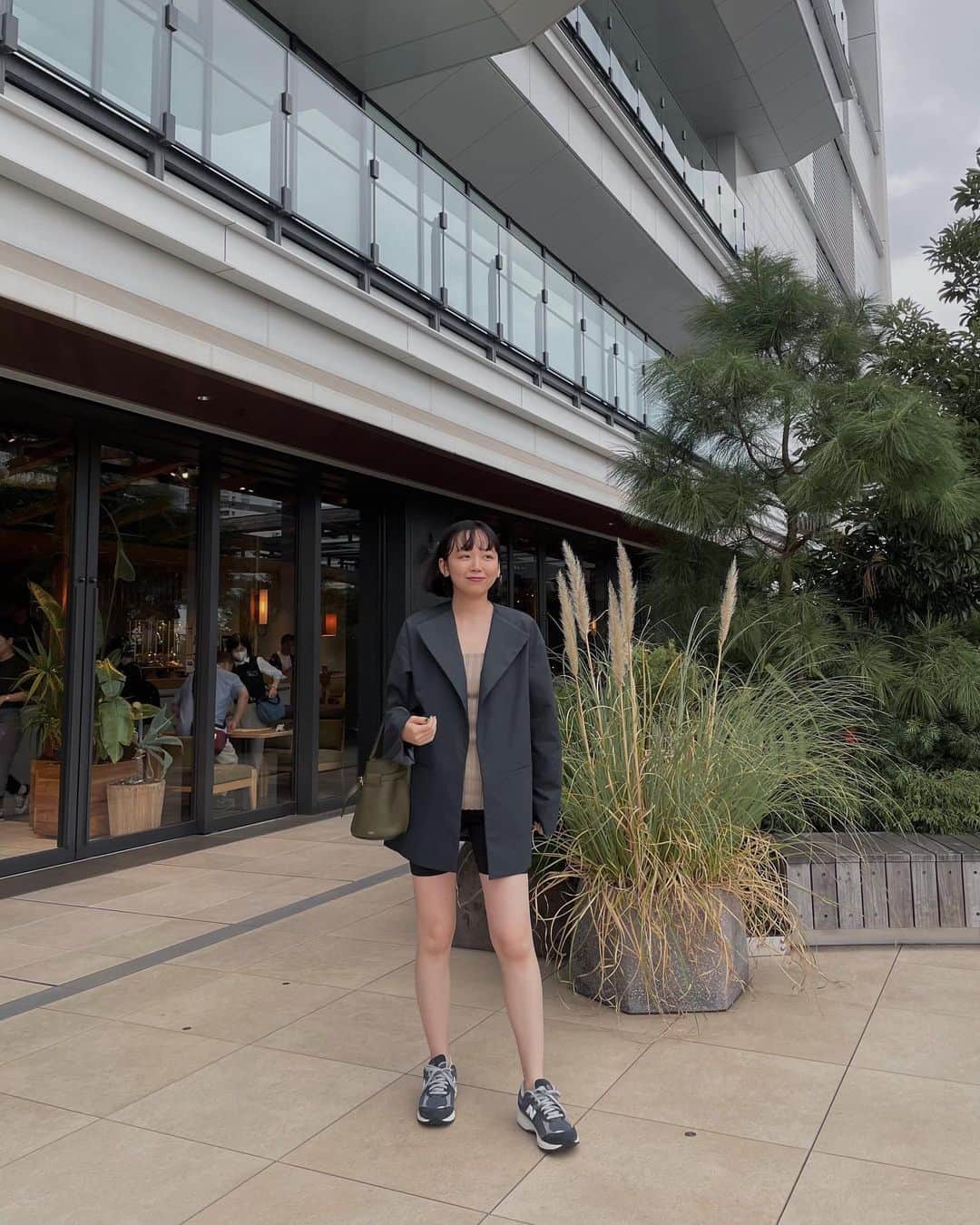 のインスタグラム：「1. PoFF Single lapel jacket🫶🏻 絶妙なカラートーンがPoFFらしくお気に入りです。丈を長めに設定しているので、全体のバランスも取りやすい○ 身長160cmでおしりもすっぽり隠れる丈感です。  2. Péché Mignon  3. くすみ青とベージュの組み合わせ🔵⚪️ 画像で着用のWool rich center press pants <Khaki beige / Size1> 残り1点となります！ 後ろウエスト部分のみゴム仕様の着用感心地よいスラックス。 デザインと機能性のバランスが考えられた1着です。  4. Robert Bosisio🌑 5. City Bakery🗽🧀  #poff_official」
