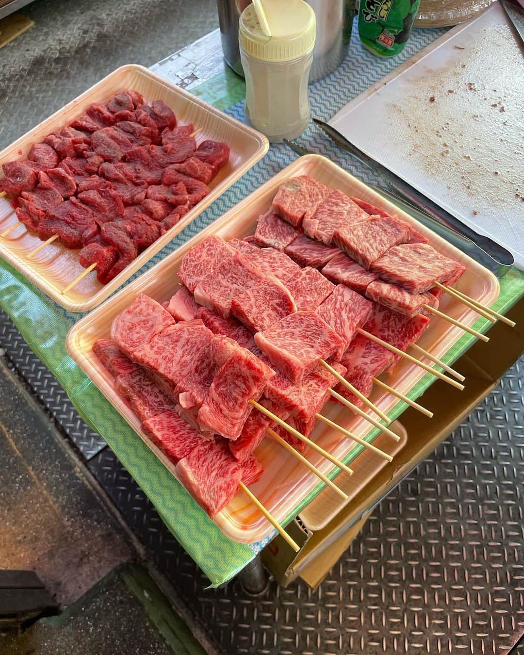 DJ TAROさんのインスタグラム写真 - (DJ TAROInstagram)「築地激混み‼️ 今日も吉澤さんところでお肉買いつつ吉澤BBQで目の前で焼いてもらいました。 お祭りでもよく見る牛串スタイルですけど別物です。ご飯に乗せて俺のステーキ丼❗️ サーロインだけど全然脂っこくなくて旨みが凄い❗️ちなみにご飯は近くのすき家で買います😁串から外すとご飯見えなくなります   #築地 #和牛 #ステーキ丼 #あらまあステーキだこと」10月21日 13時18分 - djtaro