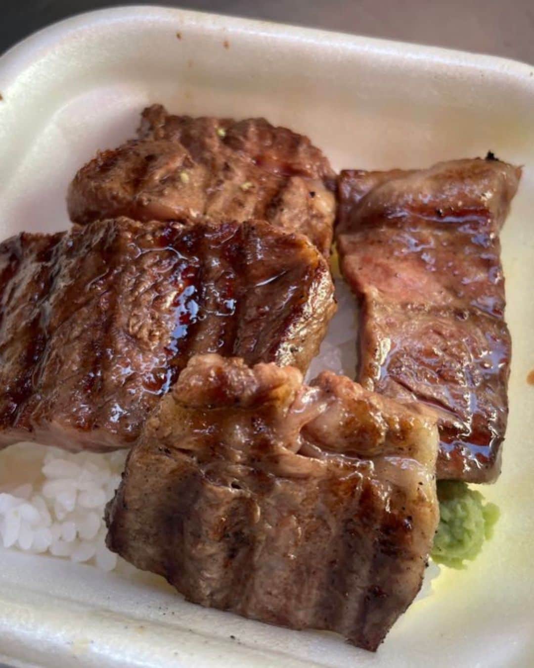 DJ TAROさんのインスタグラム写真 - (DJ TAROInstagram)「築地激混み‼️ 今日も吉澤さんところでお肉買いつつ吉澤BBQで目の前で焼いてもらいました。 お祭りでもよく見る牛串スタイルですけど別物です。ご飯に乗せて俺のステーキ丼❗️ サーロインだけど全然脂っこくなくて旨みが凄い❗️ちなみにご飯は近くのすき家で買います😁串から外すとご飯見えなくなります   #築地 #和牛 #ステーキ丼 #あらまあステーキだこと」10月21日 13時18分 - djtaro