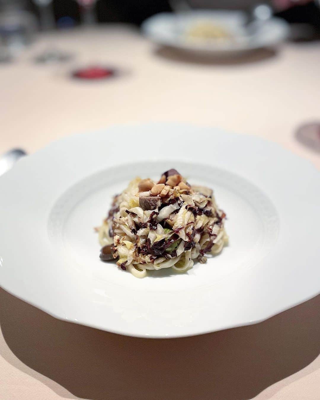 乾雅人さんのインスタグラム写真 - (乾雅人Instagram)「Fogliolina della Porta Fortuna @軽井沢  1日1組、日本中から新幹線に乗ってここの料理を食べに来る。 今年2度目。 この日の「提案」は次元が違っていた。 今まで味わったことがない次元の料理があるんだな。 小林シェフの話がものづくりをする自分の脳内に木霊。 ありがとうございました。 #フォリオリーナデッラポルタフォルトゥーナ」10月21日 13時21分 - inuimasato