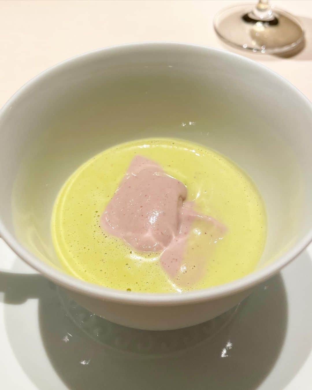 乾雅人さんのインスタグラム写真 - (乾雅人Instagram)「Fogliolina della Porta Fortuna @軽井沢  1日1組、日本中から新幹線に乗ってここの料理を食べに来る。 今年2度目。 この日の「提案」は次元が違っていた。 今まで味わったことがない次元の料理があるんだな。 小林シェフの話がものづくりをする自分の脳内に木霊。 ありがとうございました。 #フォリオリーナデッラポルタフォルトゥーナ」10月21日 13時21分 - inuimasato
