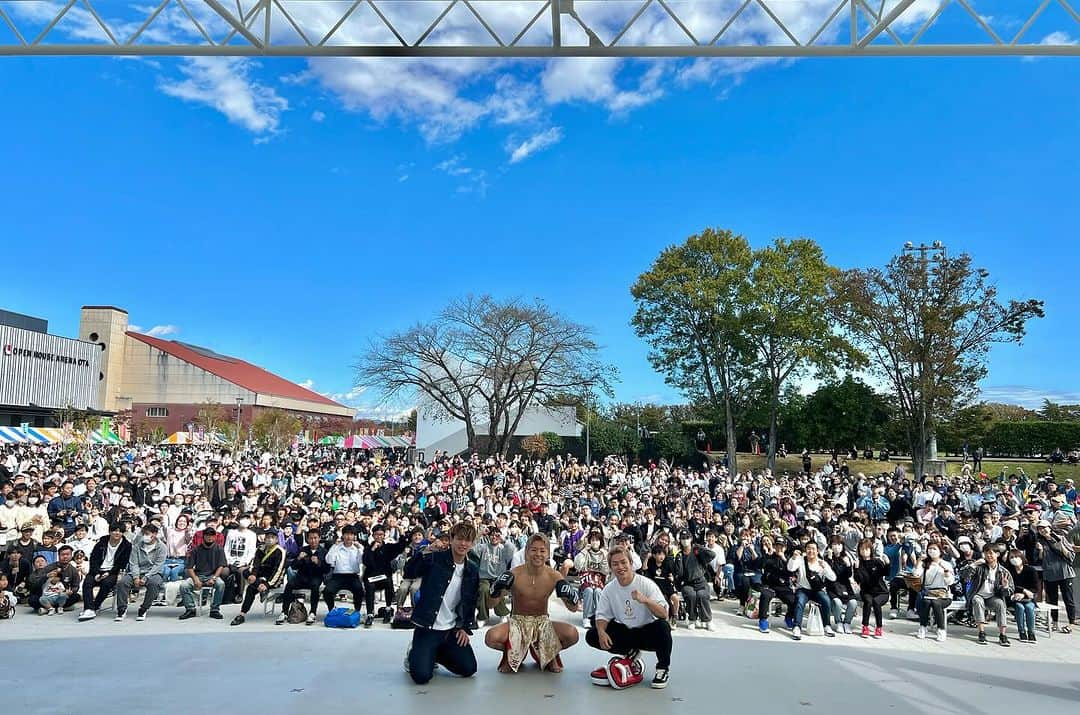 武尊のインスタグラム：「今日は朝から群馬の太田スポレク祭へ！ ミット打ちも披露してきました🔥 たくさんの人が来てくれて嬉しかった！！ みんなからパワー貰いました🙏🏼✨ 晃貴 @k1_koki と急遽太田市が地元の横山朋哉選手　@k1_tomoya_official397 も参加！  ありがとうございました🤝」