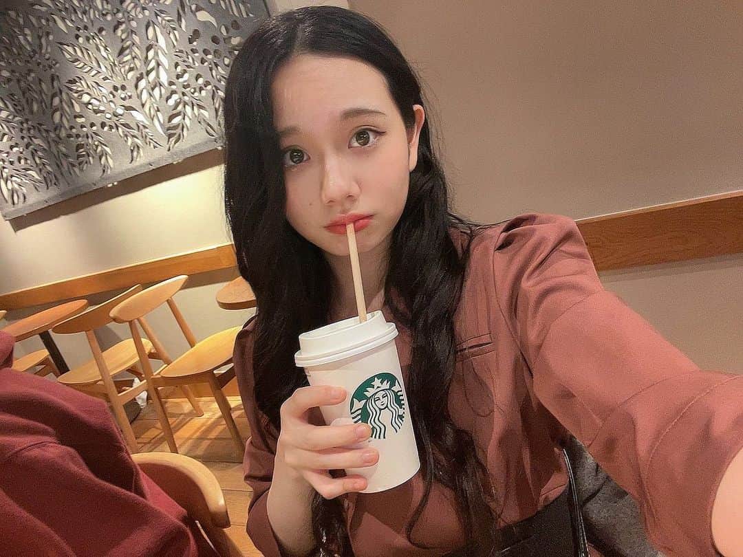 のインスタグラム：「最近、幸せいっぱいです！ クシャッと笑った笑顔が可愛いとよく褒められるので 練習してます🐈🐈☕️」