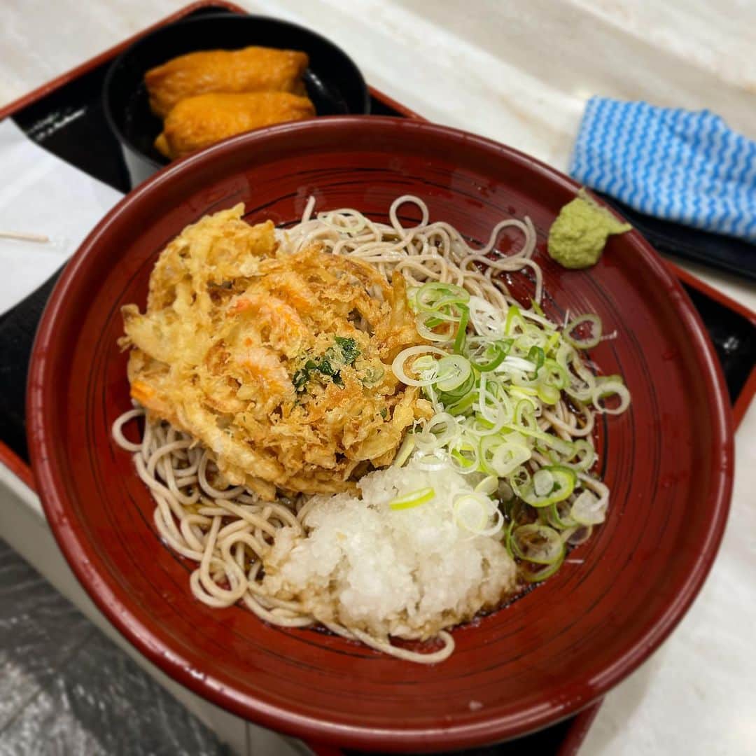 木村ひさしのインスタグラム：「最高のおっさんの昼ごはん。 箱根そば本陣　冷やしかき揚げそば＋いなり #最高のおっさんの蕎麦  #2024チャレンジ第一弾」