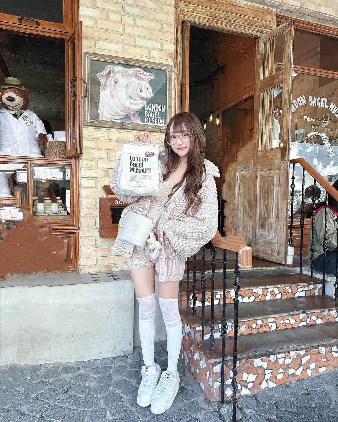 神楽ひなこのインスタグラム：「📍London Bagel Museum 🥯 4時間待ちだったすごい！🫨 美味しかったよ〜♡♡  1日目のコーデはandmaryのセットアップ🐷 新しいmiumiuのふわふわのお靴も下ろした🩰お気に入り  . . #韓国 #韓国旅行 #londonbagelmuseum #韓国カフェ」