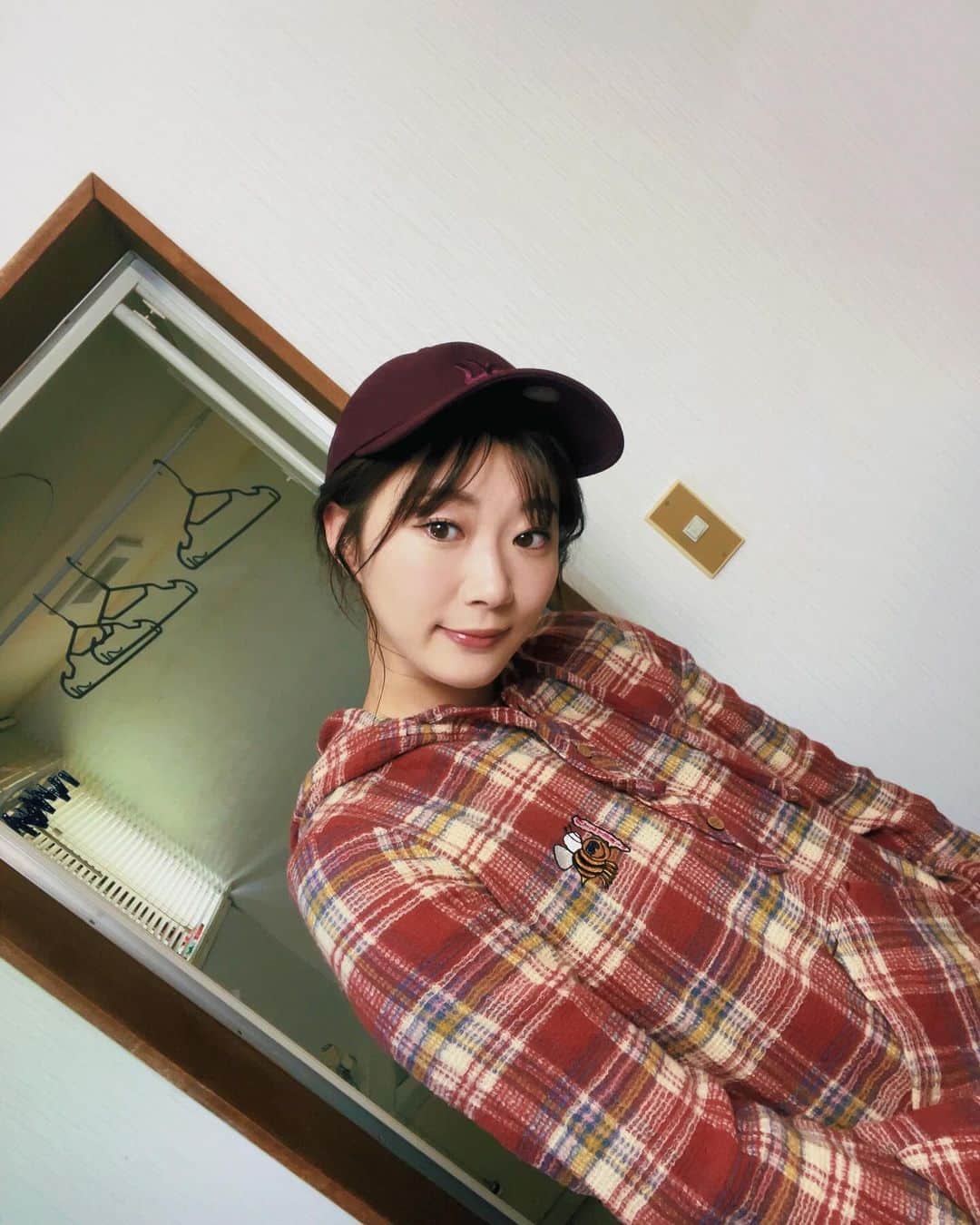 のインスタグラム：「🍁  全然みせる気ないですが はじめてヤンキース帽を買いました。 色がいいので。 オリオールズのボルチモアムクドリモドキの 主張弱めのでないかな？笑 あと一生かけてやっていきたい ポーズもできました(2枚目) 写メ会でもネタきれるとザビエルでとか 謎ポーズやらせてましたけど これは理にかなった特別ポーズです。 直接会えるときに教えますね🦆」