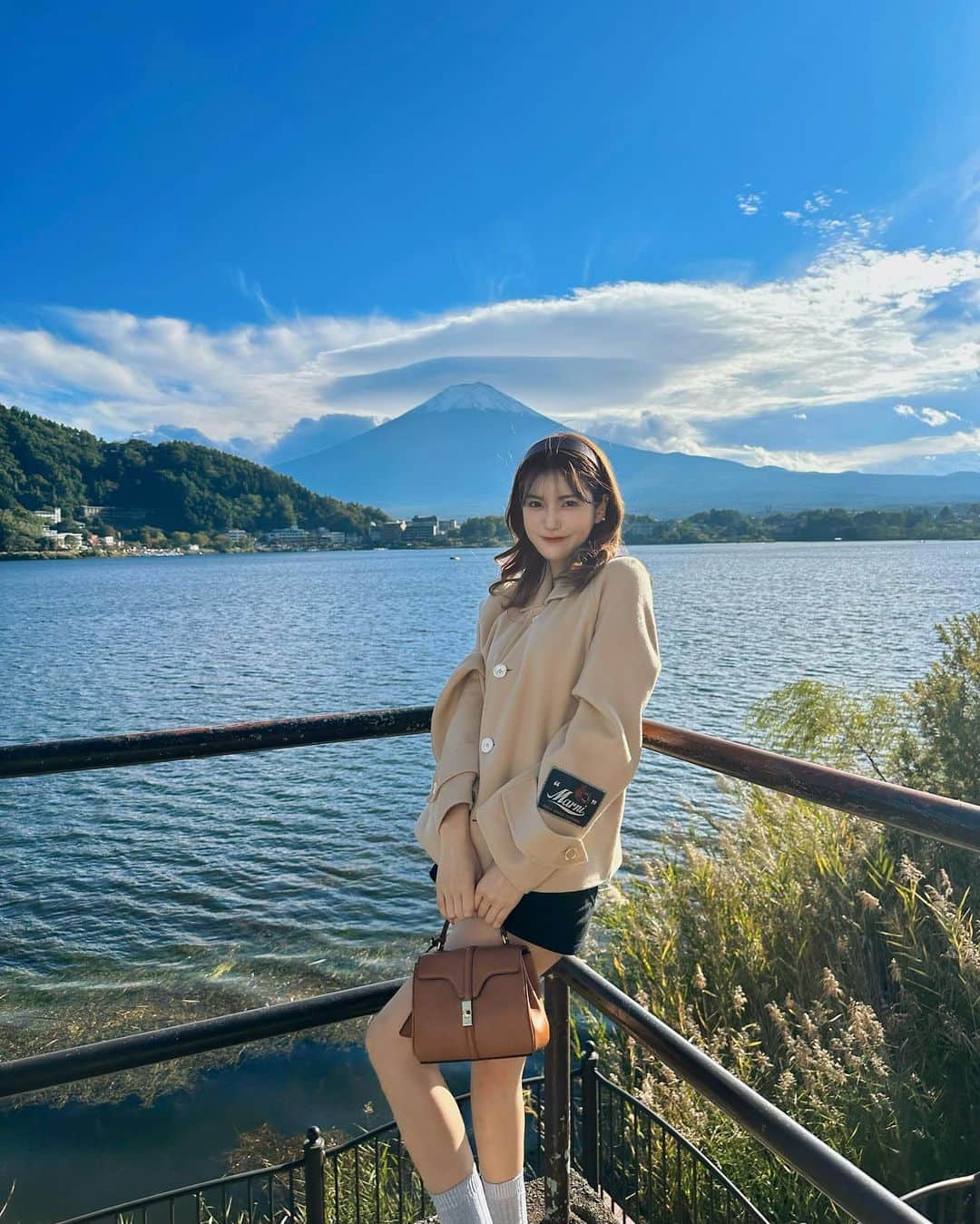あべなつきのインスタグラム：「山梨にきてるよ〜🍇  TGCフェス山梨で、山梨にきてるよ！ これから生中継だよ〜🎥みてね？  今はケータリングがどれも美味しすぎて色々食べてるとこ😋 シャインマスカットが美味しすぎて止まらない、、🍇  ランチでは甲州ワインビーフのローストビーフを食べた🥩 とっても柔らかくて、さっぱり食べれてペロリした笑  昨日は山梨を観光したよ🥰 富士山が綺麗すぎて眼福だった〜！  去年の6月にオープンした旅の駅にも行ったよ🚉 YouTube撮ったから、アップ楽しみにしててね 旅の駅の敷地内にある7c store&loungeでは山梨のワインを堪能した☺️🍷 お土産に白ワインもいただいたの🤍  これから紅葉の時期だし、河口湖の旅またしたい！🍁  #山梨観光 #山梨 #TGCフェス山梨 #tgc #旅の駅 #pr」