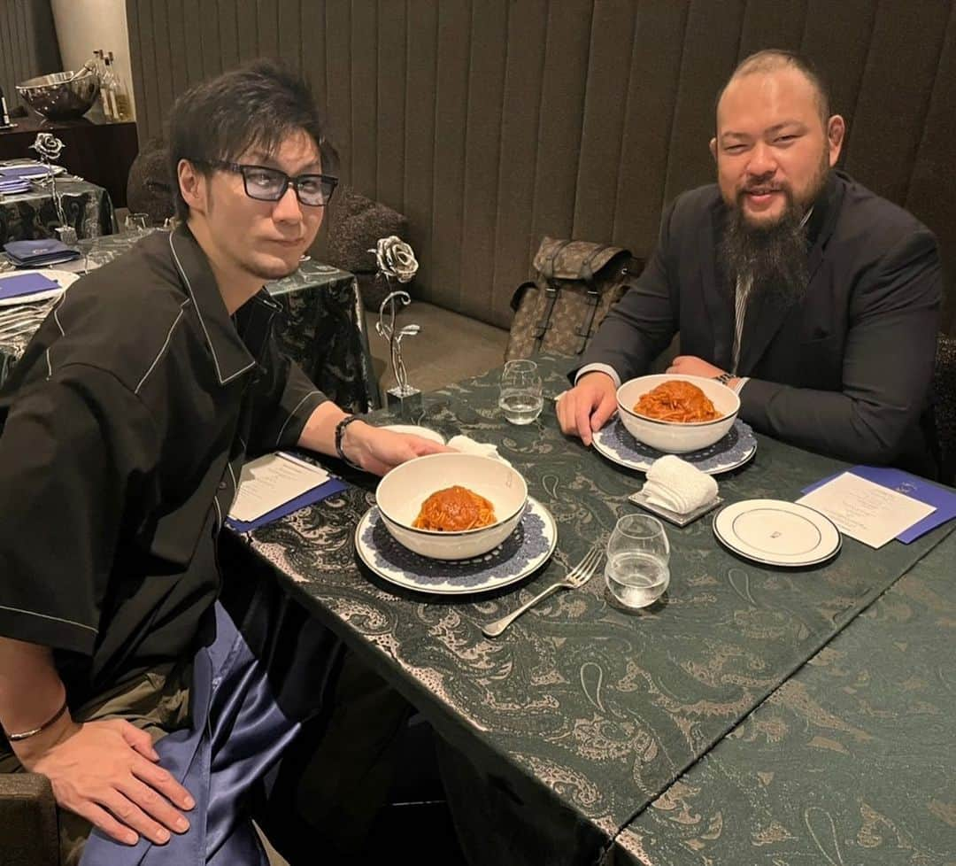 岡倫之さんのインスタグラム写真 - (岡倫之Instagram)「Mリーガーの松本吉弘、VTuberの因幡はねる姫とランチ🍝  世界チャンピオンのパスタ、食うか？  #プロ麻雀士  #Mリーガー #Mリーグ #松本吉弘 #ななしいんく #因幡はねる #バーニーズニューヨーク  #SALONE2007 #世界チャンピオン #パスタワールドチャンピオンシップ」10月21日 13時33分 - great_o_khan