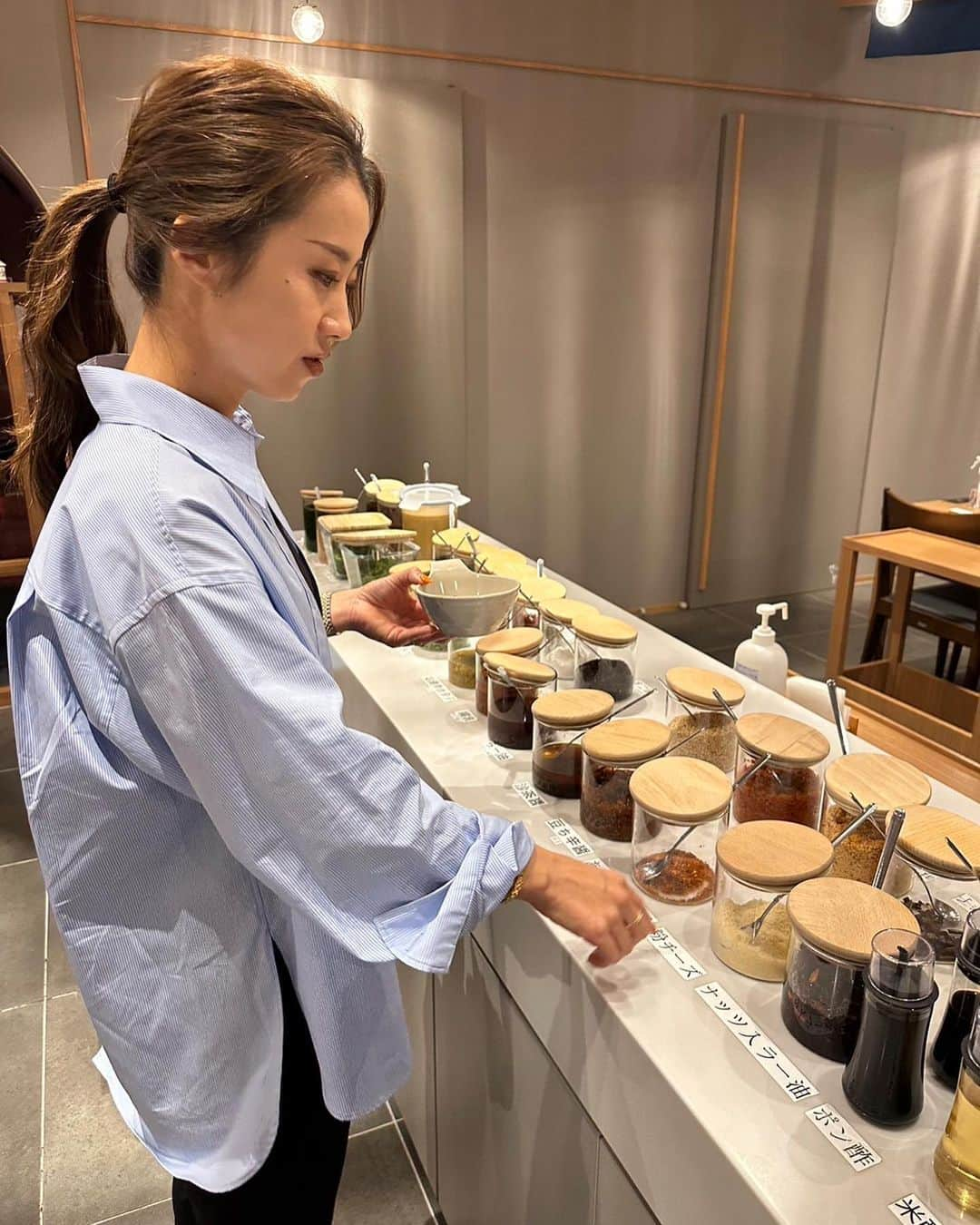 加賀其真美のインスタグラム：「初めてのモンゴル薬膳鍋🍲🇲🇳 タレ自分で作るっちゃけど色々ありすぎて難しかった🥹😂 薬膳鍋カラダの中からあったまってなんか元気になるし美味しいし大好き😙💙🩵🩶 ちなみにお肉はラム肉食べれません😨🙅‍♀️ ２枚目の写真、顔のびすぎ😂😂😂 ． ． ． #モンゴル薬膳鍋#薬膳鍋」