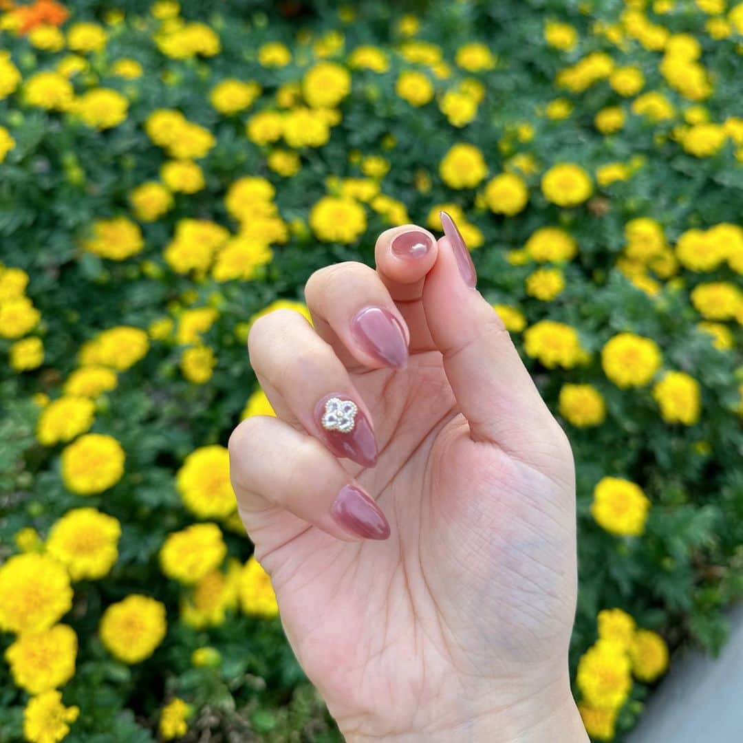 椚ありさのインスタグラム：「⠀ pink brown🤎 シンプルが好きだけどたまにはパーツも🍂」