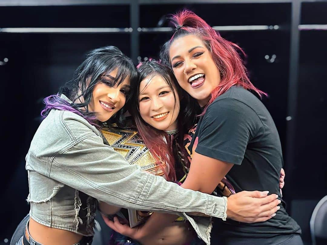 紫雷イオのインスタグラム：「❤️❤️❤️  #damagectrl #smackdown #andstill」