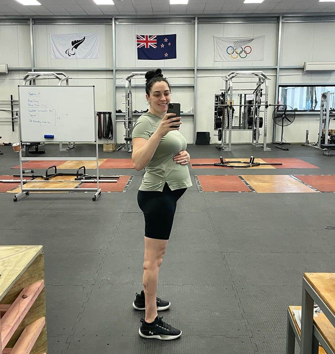 Sophie Pascoeのインスタグラム：「Been loving being back in the gym and having some routine in my weeks again after a long few months of sickness (which is still on and off daily) but managing! 🙌🏼  It’s certainly a new look and feel with my changing body, including changes in my programme at the gym to suit where I’m at. However achieving daily goals is a rewarding feeling for both baby and myself!   Big Thankyou to my Team for being so supportive! 🤍   #pregnant #paralympic #swimming #athlete」