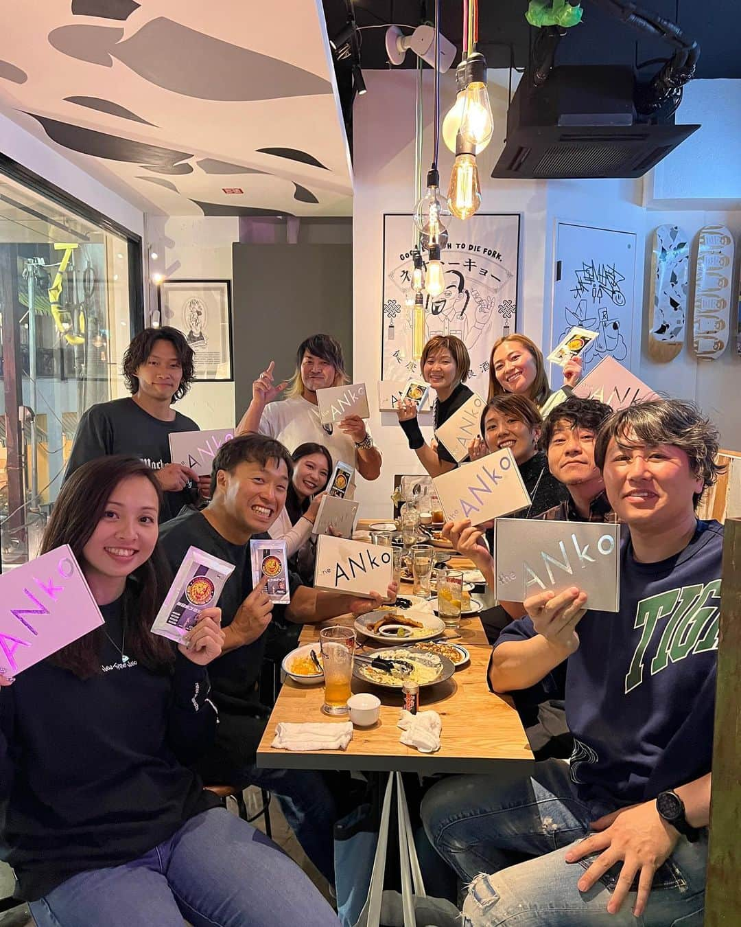 松田志保のインスタグラム：「＊ the ANko オフ会！だそうです！笑 すごいキャリアのひとたちと食事してきました🙋🏼‍♀️  @the.anko 🖤 @neotokyo_shimokitazawa 🤍  この新しい繋がりから、新しいチャレンジやイベントやビジネスができるといいな🫣 他競技もやりたい💪🏻  #finswimming #swimming #athlete #roadtobest #フィンスイミング #水泳 #プール #アスリート #日本代表 #世界でメダルを獲るまであきらめない #アジア選手権優勝します #roadtoWG #roadtoworldchampionships #tobemyself」