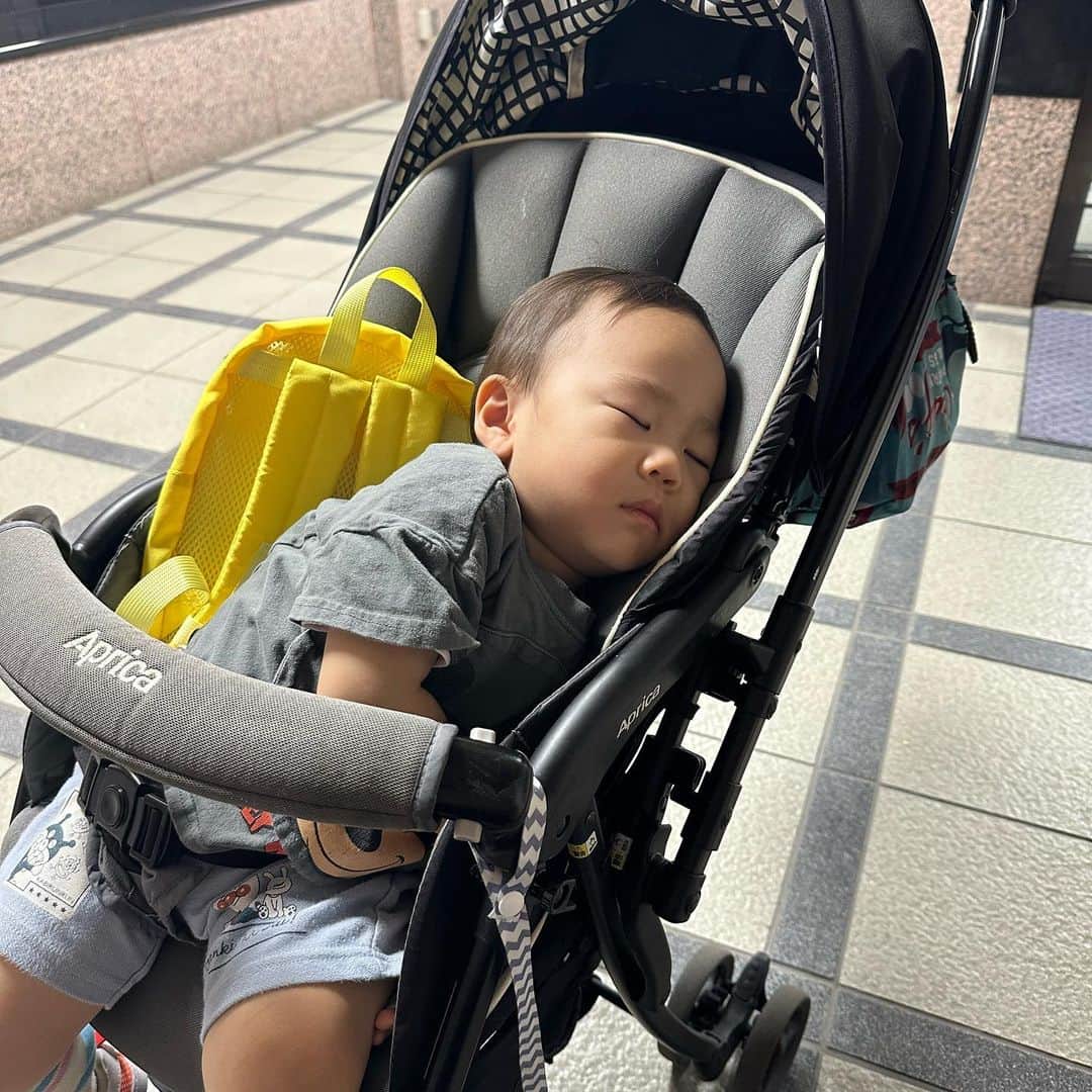 やしろ優のインスタグラム：「このまま家に入ってもいいんだけど、、  起きる前に携帯作業を済ませたい母ちゃんは、 マンションのロビーでひと息ついてますw  この椅子はある日、ロビーに突如現れた椅子。 なんで椅子置いてるんだろ？って思ってたけど むちゃくちゃいい笑笑‼️‼️ ありがとうございます🤣‼️‼️  #やさ丸 #1歳9ヶ月」