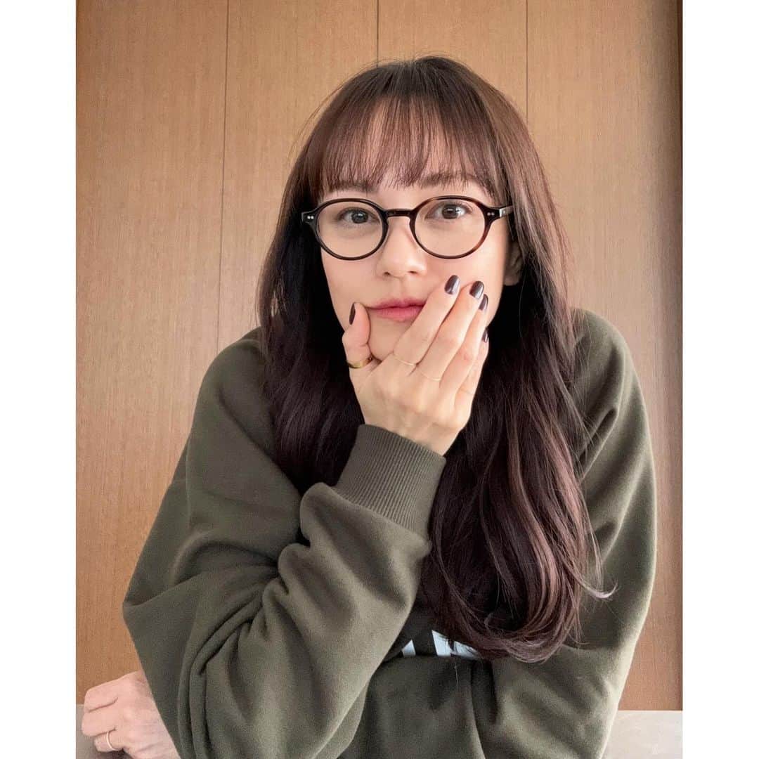 牧瀬里穂のインスタグラム：「今年の前半は　髪の色は黒く ネイルはしていなかったけど 髪の色も徐々に明るくしてもらって ネイルはシャネルのヴェルニ18番　ルージュヌワール 映画「パルプ・フィクション」 1994年だから約30年前！ ユマ・サーマンが塗っていた このルージュヌワール　通称　血豆色❗️が流行りました 懐かしい でもこの色は 今でもカッコイイ(と思っています😆)  それでは皆様 良い週末をお過ごしください」