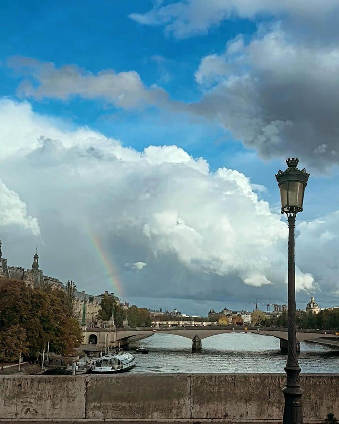 白澤貴子のインスタグラム：「A rainbow hung in the sky .Thank you for giving me such a warm welcome.   お気づきかと思いますがパリに来ています。  なんと半年ぶり。  コロナ前では考えられなかったほどパリに行く間隔があくようになり、今回の感じ方次第ではもう当分行かないかも、なんて思っていたのに、むしろ３年前より一層しっくりきてる。  ふと窓の外を見たらかかっていた虹に、この場所との運命を改めて感じ、ただただ心地よく過ごしています。  ここでの日々の記録もそろそろ少しずつ始めます。  ちなみに夕虹は夢を叶えてくれるらしい。  さて、どの夢が叶うのかしら🤭  #白澤とパリ」