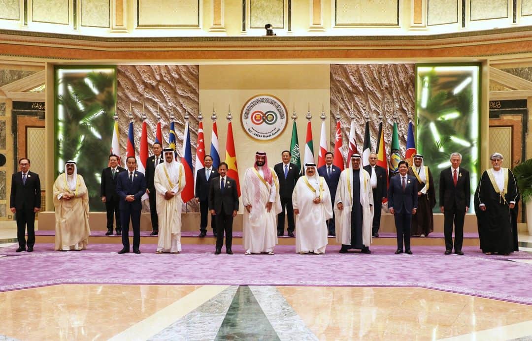 リー・シェンロンのインスタグラム：「Attended the inaugural @asean–Gulf Cooperation Council (GCC) Summit with fellow ASEAN leaders and leaders from Bahrain, Kuwait, Oman, Qatar, Saudi Arabia and the United Arab Emirates.  Our discussions centered on cooperation in areas like food and energy security, low-carbon solutions, digitalisation, and sustainable development. Our regions can learn from each another and forge common cause on developments around the world.   Crown Prince and PM of Saudi Arabia His Royal Highness Prince Mohammed bin Salman Al Saud and I agreed to elevate our relations to a Strategic Partnership. This will be Singapore’s first with a Middle East country, and will deepen our cooperation across many fields. Happy also to have conveyed Singapore’s support for Saudi Arabia’s bid to host the 2034 World Cup. We wish them well!  I also called on Qatar Emir His Highness Sheikh Tamim and had a productive discussion on regional developments and furthering bilateral relations.   As is usual on my work trips, I enjoyed a happy evening meeting Singaporeans living in Riyadh and other cities like Tabuk, Dammam, and Neom during our dinner reception for overseas Singaporeans. I even met my resident from Ang Mo Kio! – LHL  ([1,4-7] MCI Photos by Fyrol, [2] PMO Photo, [3] Amiri Diwan, Qatar)」