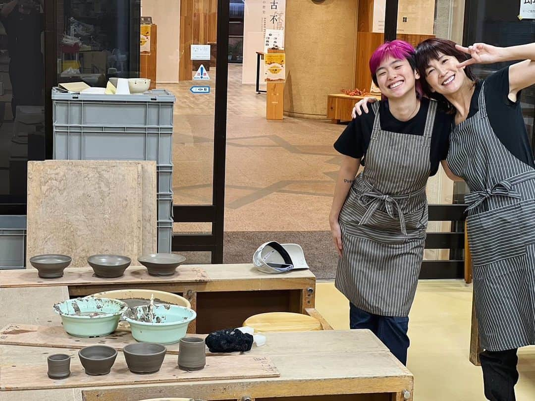 akkoさんのインスタグラム写真 - (akkoInstagram)「三重県四日市市、 ばんこの里会館にて、 人生初の❣️ 電動ロクロ体験をさせてもらいました😆👍💖 やり始めは自信がなく不安でしたが、 土の感触が気持ち良くて、 とっても楽しく集中できて、 心が清められるような体験でした😊👍 先生、そしてばんこの里会館の館長さま💖 どうもありがとうございました🙇‍♀️💕  我が家のガールズが上手でびっくり😆❗️笑 焼き上がりが楽しみですー😊💖 #akko #akkostagram #mll #ばんこの里会館 #family」10月21日 14時00分 - mllakko