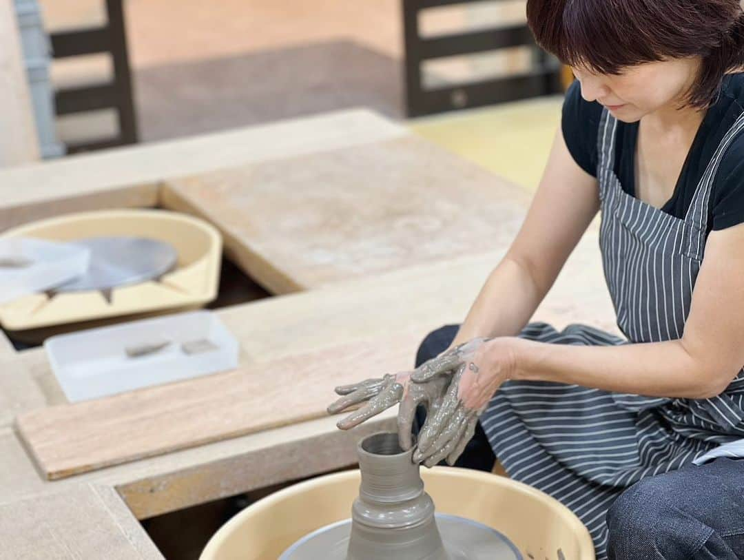 akkoのインスタグラム：「三重県四日市市、 ばんこの里会館にて、 人生初の❣️ 電動ロクロ体験をさせてもらいました😆👍💖 やり始めは自信がなく不安でしたが、 土の感触が気持ち良くて、 とっても楽しく集中できて、 心が清められるような体験でした😊👍 先生、そしてばんこの里会館の館長さま💖 どうもありがとうございました🙇‍♀️💕  我が家のガールズが上手でびっくり😆❗️笑 焼き上がりが楽しみですー😊💖 #akko #akkostagram #mll #ばんこの里会館 #family」