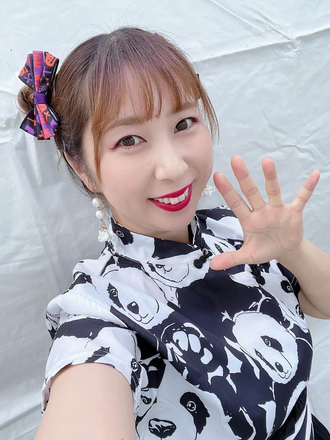 のインスタグラム：「昨日、今日と #パンダフェス🐼  このイベントの為のお衣装です✨ 年甲斐もなくツインのお団子😅  今日は①14:30〜、②16:30〜  #ねば〜る君と納豆お兄さん と、#ぱんだーる君とぱんだーなちゃん と一緒にステージやります🎵  #日立」