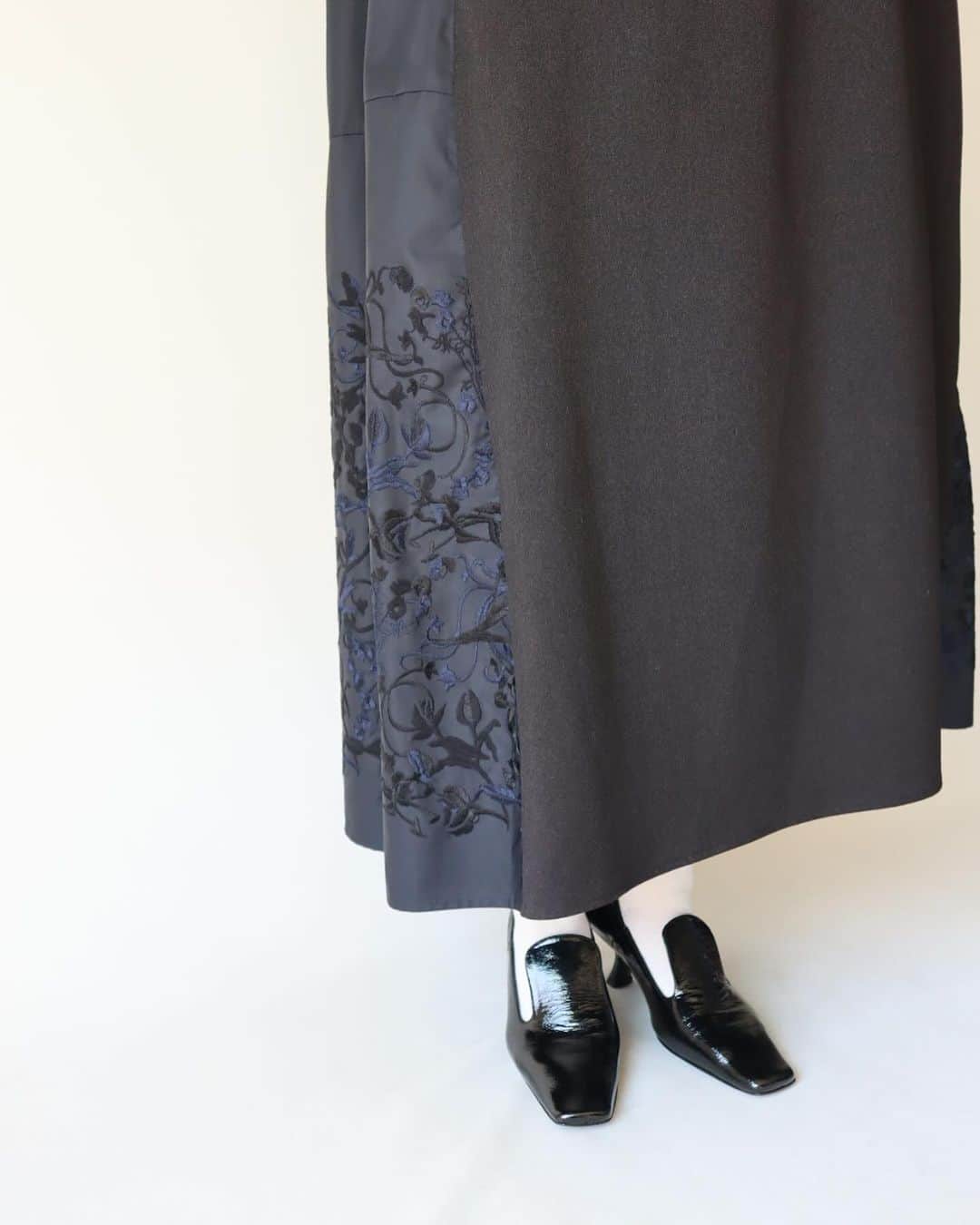 のインスタグラム：「New arrivals  Kittle.original ⁡ 少し光沢感のある生地にオリジナルの刺繍を施しました。サイドの切り替え部分に使用しております。 動きがでるとさらに刺繍部分の光沢感が増し、より上品により高級感がでます。 インナー次第で印象が変わるワンピースです。 秋冬のオケージョン用のワンピースにもぴったりです。 ⁡ 【LINE友達追加でオンラインストア限定のお得なクーポンもらえます】 https://lin.ee/Cc44uMv ⁡ #kittle #kittleto ⁡ 【𝗈𝗇𝗅𝗂𝗇𝖾 𝗌𝗍𝗈𝗋𝖾】 𝗁𝗍𝗍𝗉𝗌://𝗄𝗂𝗍𝗍𝗅𝖾𝗍𝗈.𝖼𝗈𝗆 𝖭𝖾𝗐 𝖺𝗋𝗋𝗂𝗏𝖺𝗅𝗌 →𝖤𝗏𝖾𝗋𝗒 𝖥𝗋𝗂𝖽𝖺𝗒 𝖯𝖬𝟩」