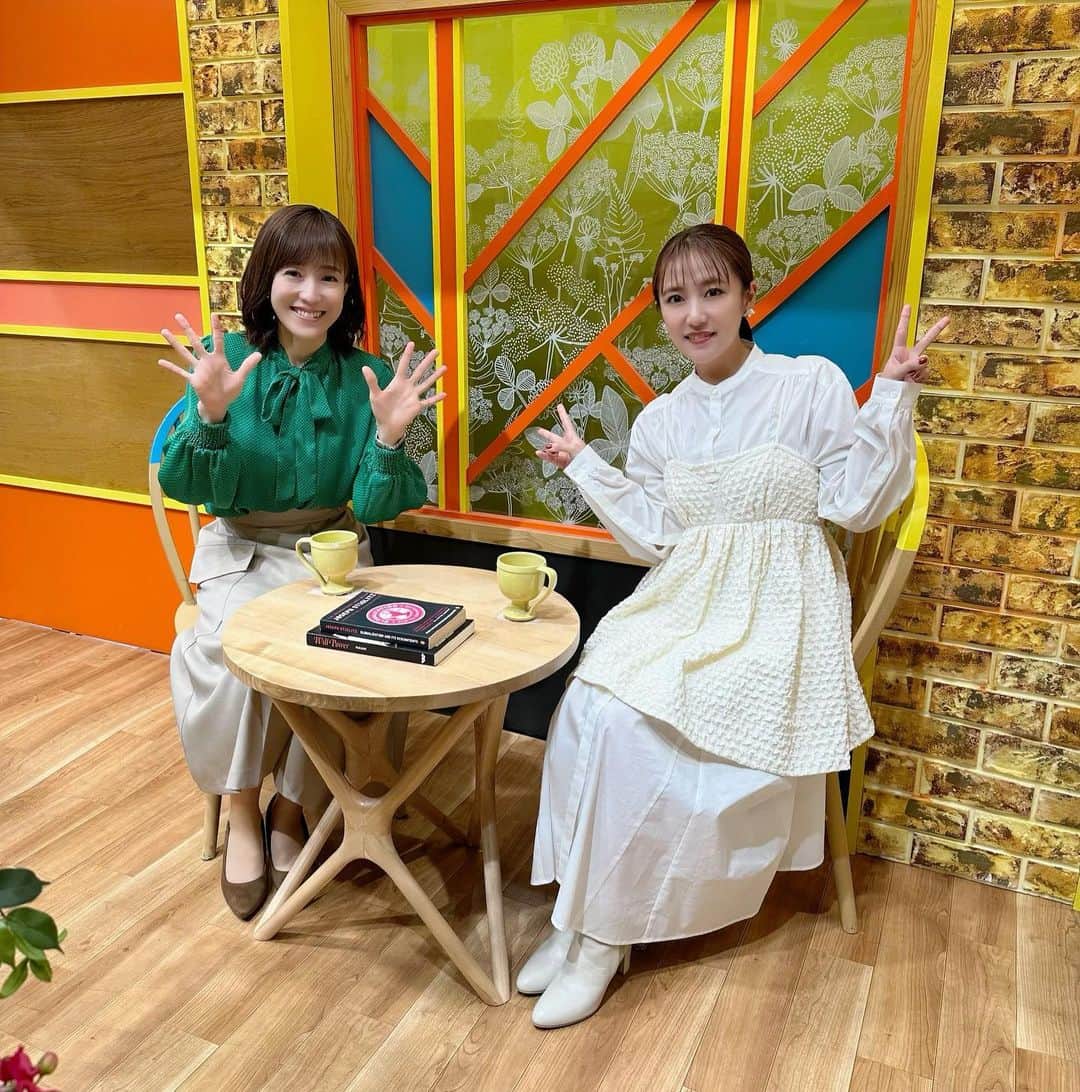 高橋みなみのインスタグラム：「TBS ひるおび 今週もありがとうございましたー✨ 多忙な愛さんも帰国！！ 久しぶりに2人で写真撮れました🥺✨  #ひるおび #tbs #tv  衣装👗 ワンピース @lounie_jp  ビスチェ @cocodeal_official  イヤリング @angel_kobo_  ブーツ @dianashoespress」