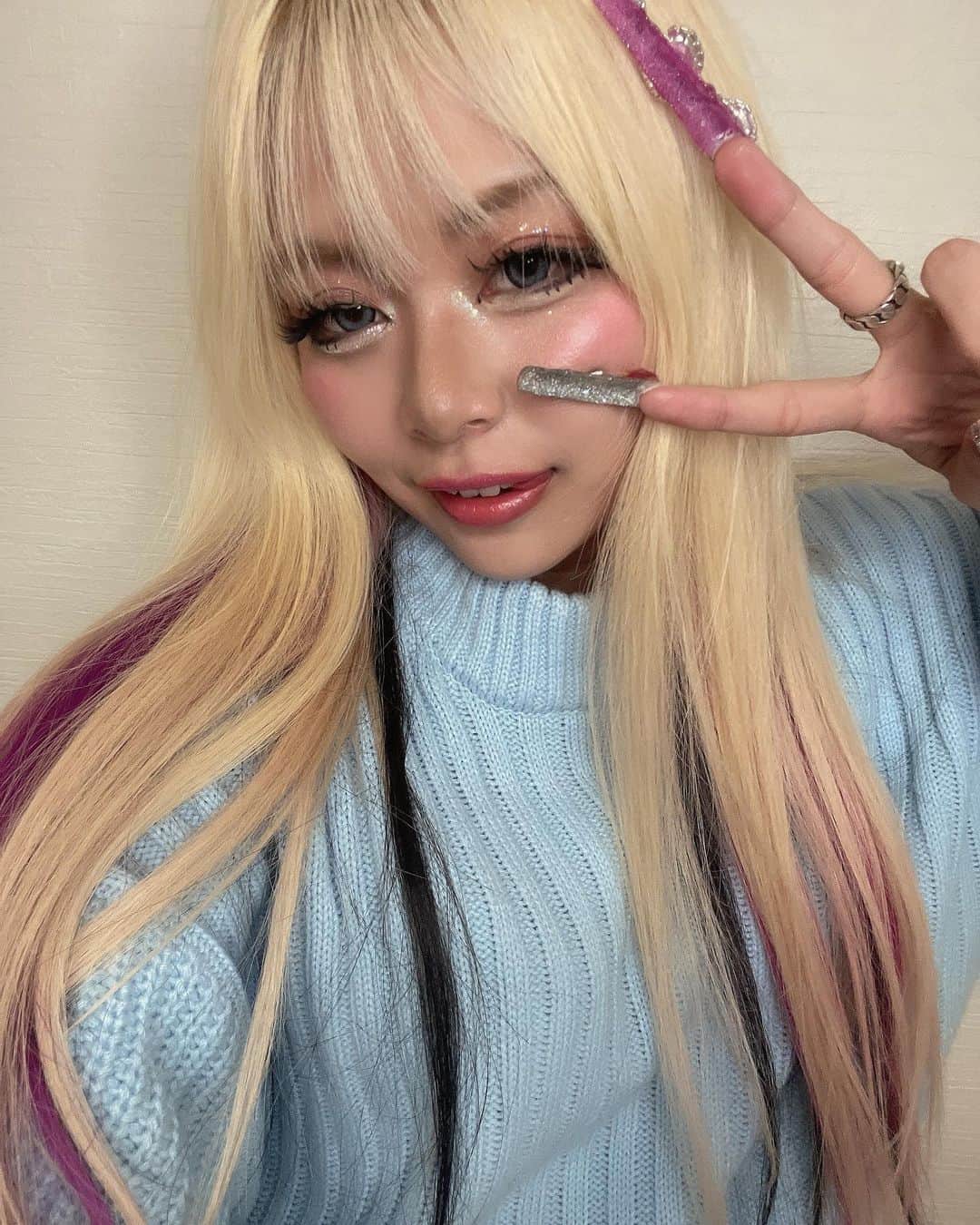 荒川さんのインスタグラム写真 - (荒川Instagram)「前髪切りました🤍💙💙💙💙 ピースピース みんな、 ニットで冬無双しよーな‼️‼️‼️‼️‼️‼️‼️‼️‼️‼️  #PR #お洋服全部ANAP #ニットかわいすぎんか？ #撮影が家すぎんか？ #広角でとってる界隈でふすま映り込んでるのなんかみたことない💖💖わら #ANAPpootd #ANAP_23AW #アゲ #俺たちのANAPしか勝たん」10月21日 14時11分 - khkhkhzk