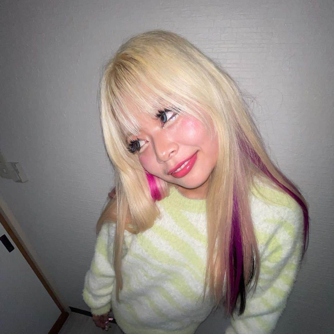 荒川さんのインスタグラム写真 - (荒川Instagram)「前髪切りました🤍💙💙💙💙 ピースピース みんな、 ニットで冬無双しよーな‼️‼️‼️‼️‼️‼️‼️‼️‼️‼️  #PR #お洋服全部ANAP #ニットかわいすぎんか？ #撮影が家すぎんか？ #広角でとってる界隈でふすま映り込んでるのなんかみたことない💖💖わら #ANAPpootd #ANAP_23AW #アゲ #俺たちのANAPしか勝たん」10月21日 14時11分 - khkhkhzk