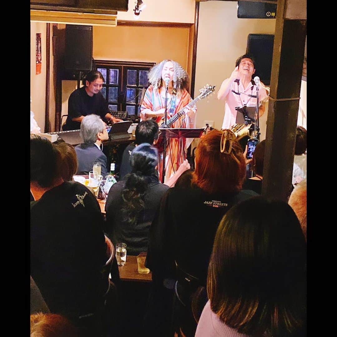 MONKYのインスタグラム：「昨日は阿佐ヶ谷Jazz Street！  夕方から駅前ステージでイオリくんとDUO たくさんの人が見てくれてるなかでJazzスタンダードが阿佐ヶ谷の街に響いてる風景が最高でした。  そして夜はMisty Oparsでライブ。  ボーカルに衣美ちゃんを迎えての『清志郎JAZZ』  忌野清志郎さんの楽曲でJamるという初の試み。  僕も好きな曲ばかり選曲させてもらって本当に楽しかった♬  衣美ちゃんの歌、沁みるわー！！  何度も目頭がHEATしてました。  大盛況な夜、ありがとうございました！！  そして、今日は阿佐ヶ谷Jazz Street2日目。  スカパラ北原雅彦さんと木村イオリ、パーカッションにラティールに僕というメンツでParadise Jazz Sessionです。  ラティールが参加するのは初！  めちゃくちゃ楽しみです。  チケットまだ少しあるようなので是非！  阿佐ヶ谷で会いましょう♪」