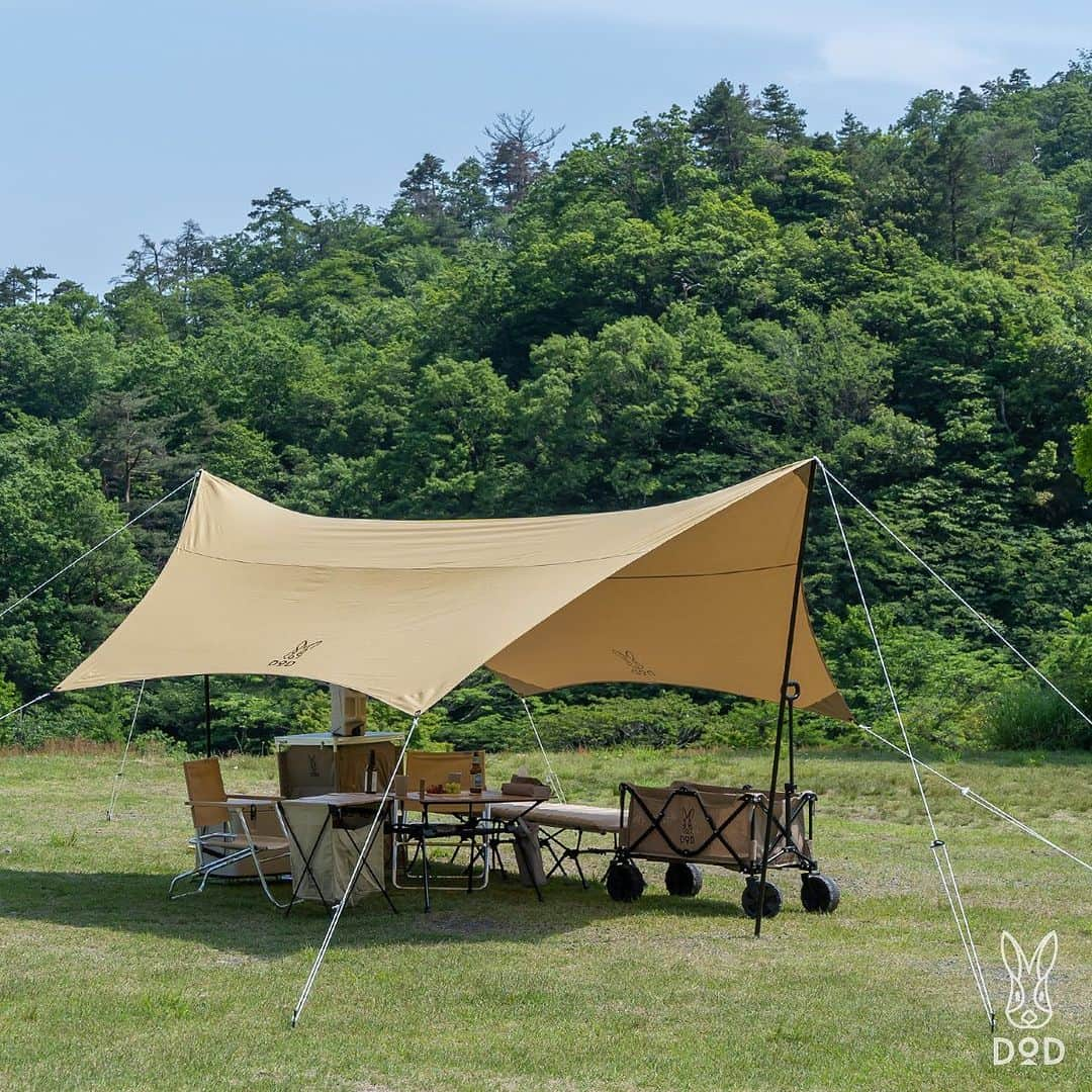 DOPPELGANGER OUTDOORのインスタグラム：「. \ いつかのタープ ご紹介🍮 / . こんにちは、SNS担当のトッキです🐰 ピッカピカな秋晴れの日が続いていますね。 こんな日のキャンプで是非取り入れてほしいアイテムが #オープンタープ タープの下、秋風に吹かれながらご飯を食べたりコットでお昼寝するのが最高に気持ち良いんですよねぇ🤤 . 画像は #いつかのタープTC #いつかのタープ はTC（ポリコットン）とポリエステル素材があり、 TCはコットン混紡のためより濃い影が作れたり火の粉に強いのがポイントです💪🏻 . ポリ、TCともにタープ生地、ポール、ロープ、ペグ、延長ベルト（テント接続に便利！）、キャリーバッグがオールインワンセット！ すなわちこれさえ買えば立派なオープンタープが立てられちゃうので、タープデビューにぴったりなのです🙆🏻‍♀️ . タープは設営が大変なイメージを持たれてる方も結構多いのですが、コツさえ掴めばとってもシンプル！ リール動画にて1人でも立てられるコツなんかもご紹介してますので、是非こちらもご確認くださいませ💁🏻‍♀️ . #いつかのタープTC タン、カーキ、ブルーグレー、ブラックの4色展開。 17,600円（税込）でDOD STOREでの販売🐰 . #オープンタープ #ヘキサタープ #タープ #タープ設営 #秋キャンプ #冬キャンプ #ファミリーキャンプ #camp #キャンプ #キャンプギア #campgear #露營 #戶外 #캠핑 #디오디」