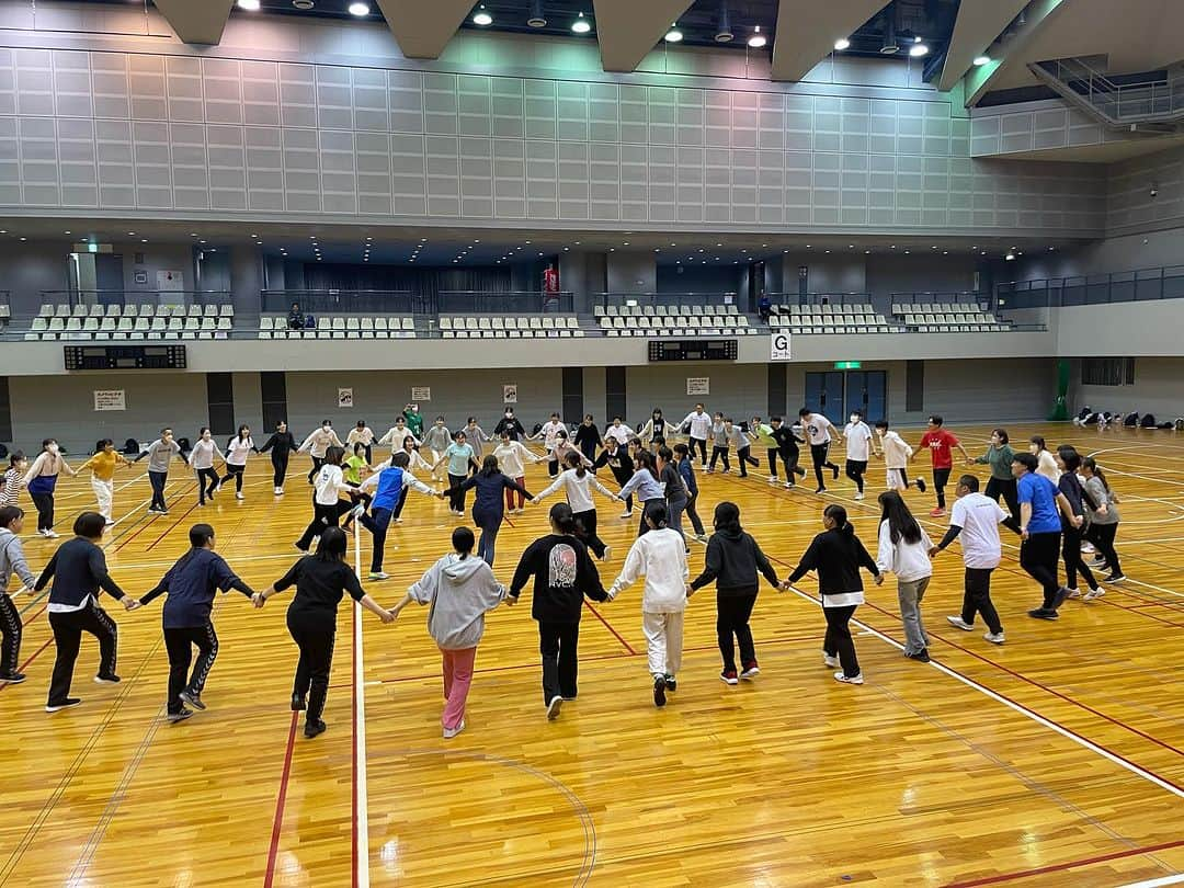 佐藤弘道さんのインスタグラム写真 - (佐藤弘道Instagram)「昨日は広島県立総合体育館で指導者実技研修会でした。 地元の学生も何名か参加して、現役の先生方と一緒に学んでいました。 受講してくださった皆様、ありがとうございました(^^) 幼児期から身体を楽しく動かして、健康につなげていきましょう♡  #広島 #県立 #総合 #体育館  #指導者 #実技 #研修会 #保育士 #幼稚園 #教諭 #こども  #運動 #あそび」10月21日 14時05分 - satouhiromichi023